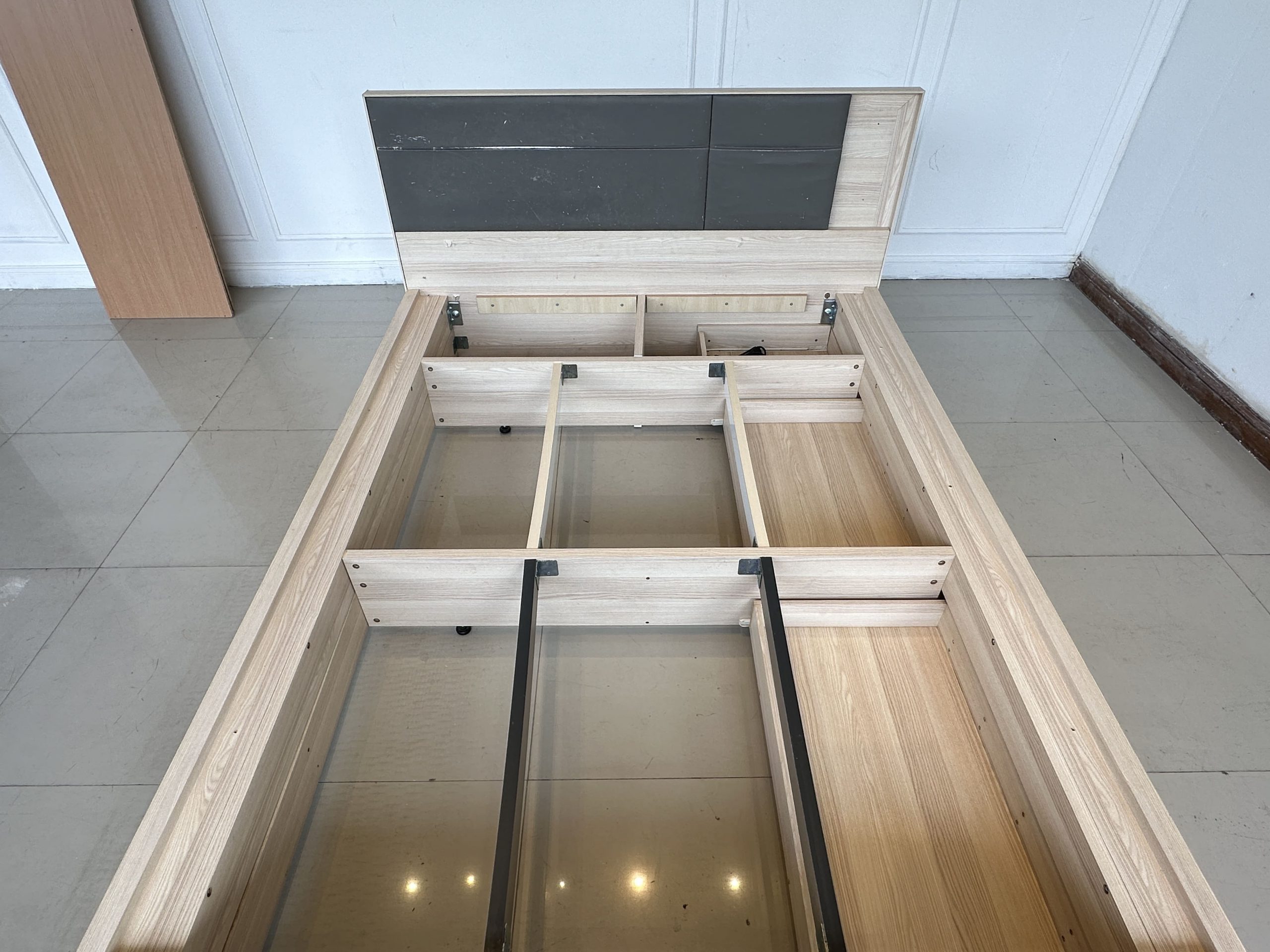 เตียง 5 ฟุต แบรนด์ SB FURNITURE หัวเตียงหุ้มหนัง PU สีเทา เตียง 5 ฟุต แบรนด์ SB FURNITURE หัวเตียงหุ้มหนัง PU สีเทา