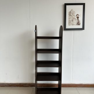 ชั้นโชว์ 2 บานเปิด โครงไม้ MDF สีน้ำตาลลายไม้