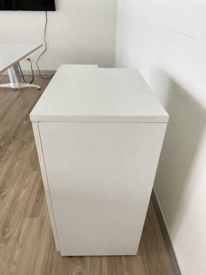 ตู้เก็บเอกสาร 2 บานเปิด 2 ชั้นวาง โครงไม้ MDF สีขาว