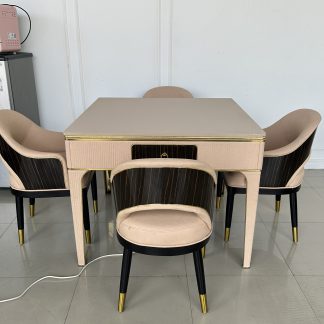 ชุดโต๊ะบาร์ไม้นอก 4 ที่นั่ง พร้อมเก้าอี้บาร์เบาะผ้าสีเทา โครงขาไม้กลึง แบรนด์ Bernhardt