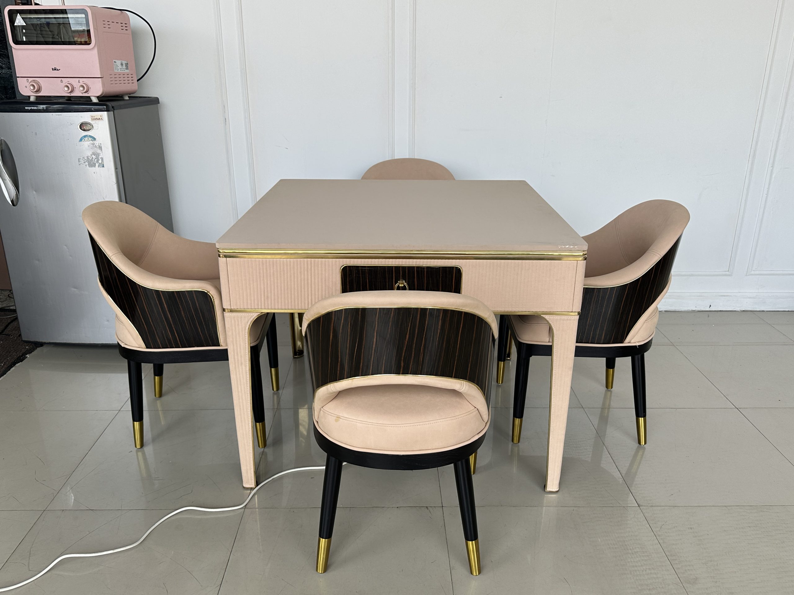 โต๊ะเล่นไพ่นกกระจกไฟฟ้า สับไพ่และแจกอัตโนมัติ 4 ที่นั่ง โต๊ะเล่นไพ่นกกระจกไฟฟ้า สับไพ่และแจกอัตโนมัติ 4 ที่นั่ง