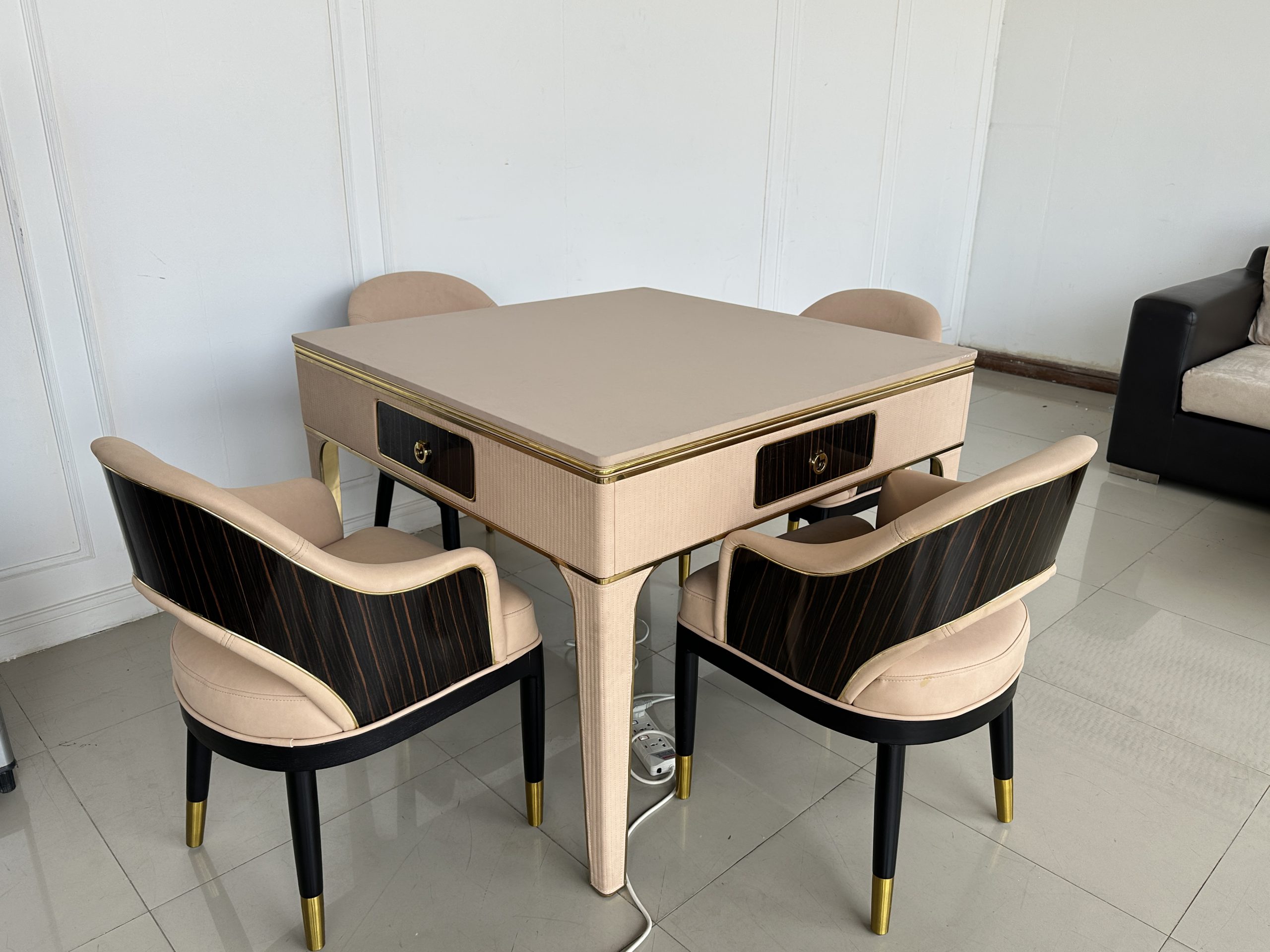 โต๊ะเล่นไพ่นกกระจกไฟฟ้า สับไพ่และแจกอัตโนมัติ 4 ที่นั่ง โต๊ะเล่นไพ่นกกระจกไฟฟ้า สับไพ่และแจกอัตโนมัติ 4 ที่นั่ง