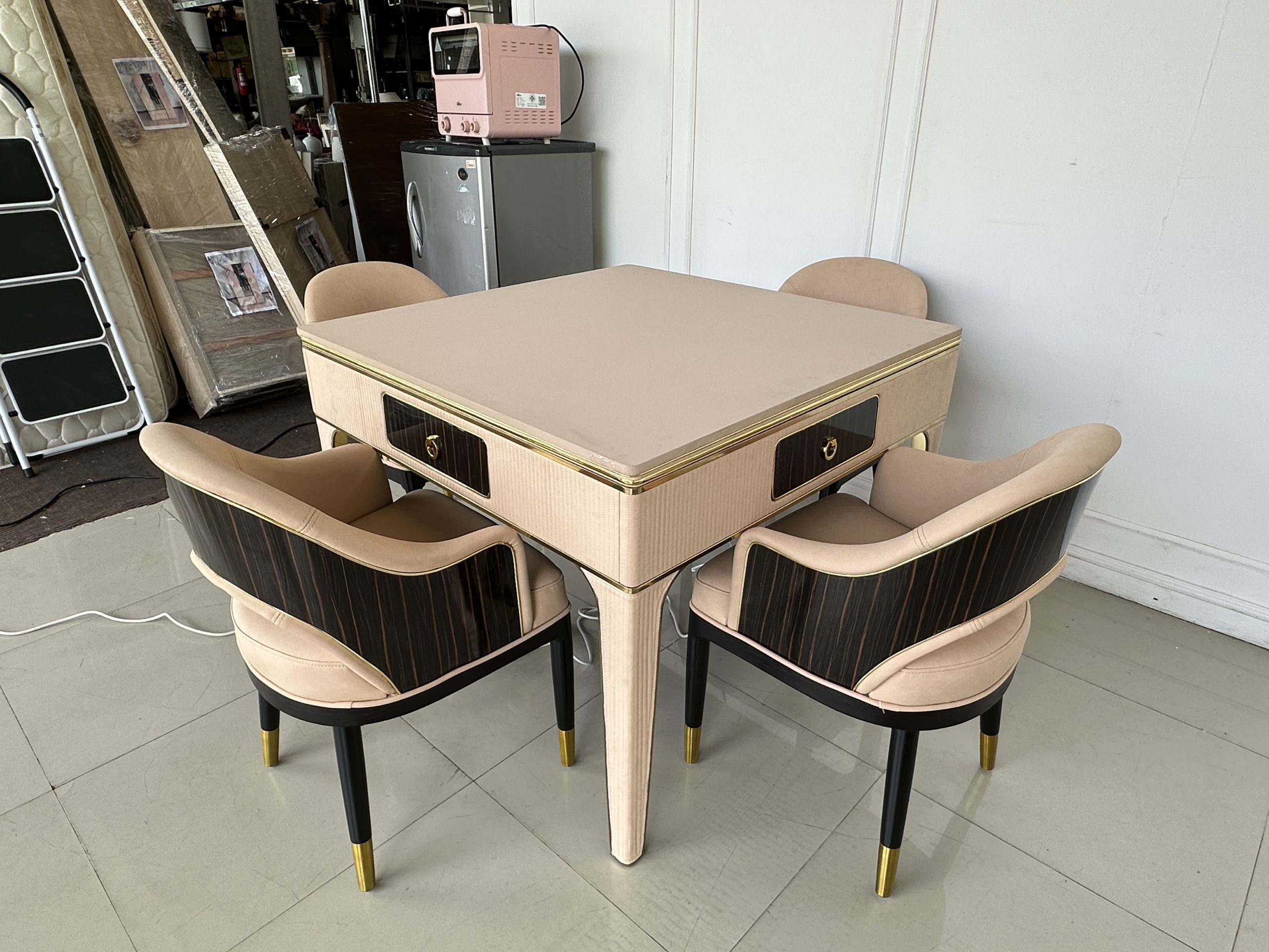 โต๊ะเล่นไพ่นกกระจกไฟฟ้า สับไพ่และแจกอัตโนมัติ 4 ที่นั่ง โต๊ะเล่นไพ่นกกระจกไฟฟ้า สับไพ่และแจกอัตโนมัติ 4 ที่นั่ง