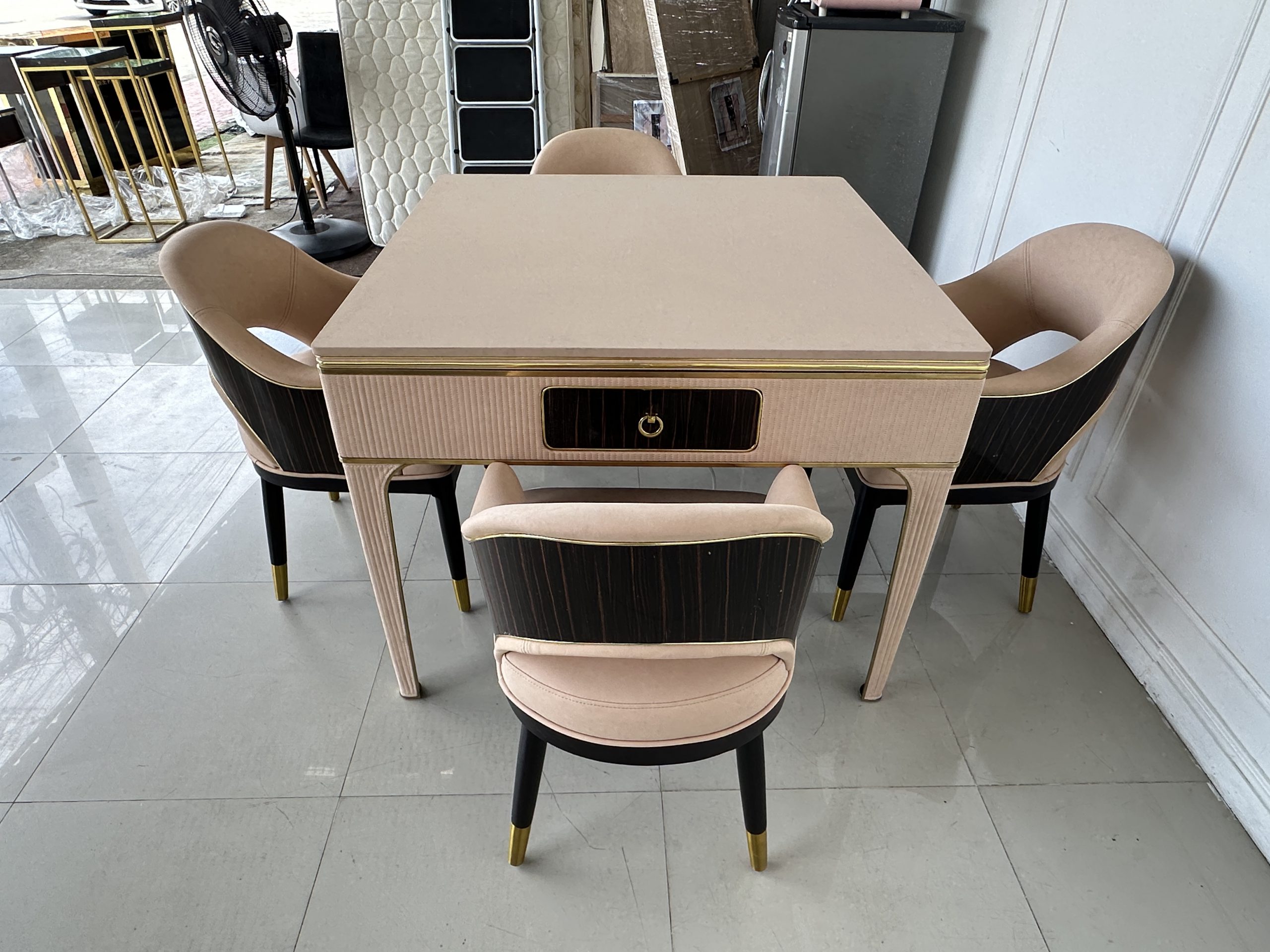 โต๊ะเล่นไพ่นกกระจกไฟฟ้า สับไพ่และแจกอัตโนมัติ 4 ที่นั่ง โต๊ะเล่นไพ่นกกระจกไฟฟ้า สับไพ่และแจกอัตโนมัติ 4 ที่นั่ง