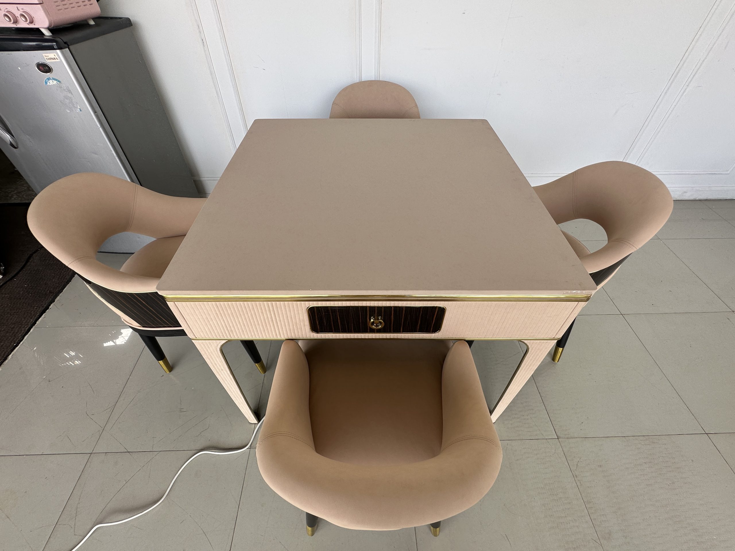 โต๊ะเล่นไพ่นกกระจกไฟฟ้า สับไพ่และแจกอัตโนมัติ 4 ที่นั่ง โต๊ะเล่นไพ่นกกระจกไฟฟ้า สับไพ่และแจกอัตโนมัติ 4 ที่นั่ง