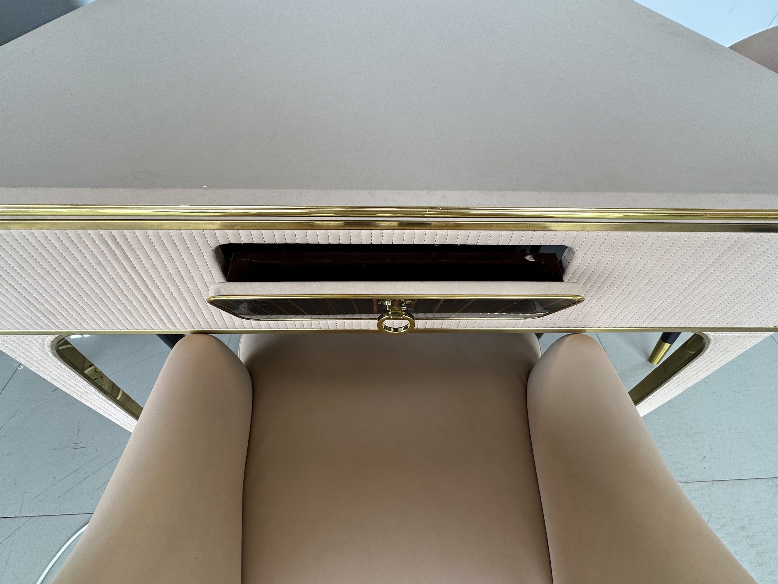 โต๊ะเล่นไพ่นกกระจกไฟฟ้า สับไพ่และแจกอัตโนมัติ 4 ที่นั่ง โต๊ะเล่นไพ่นกกระจกไฟฟ้า สับไพ่และแจกอัตโนมัติ 4 ที่นั่ง