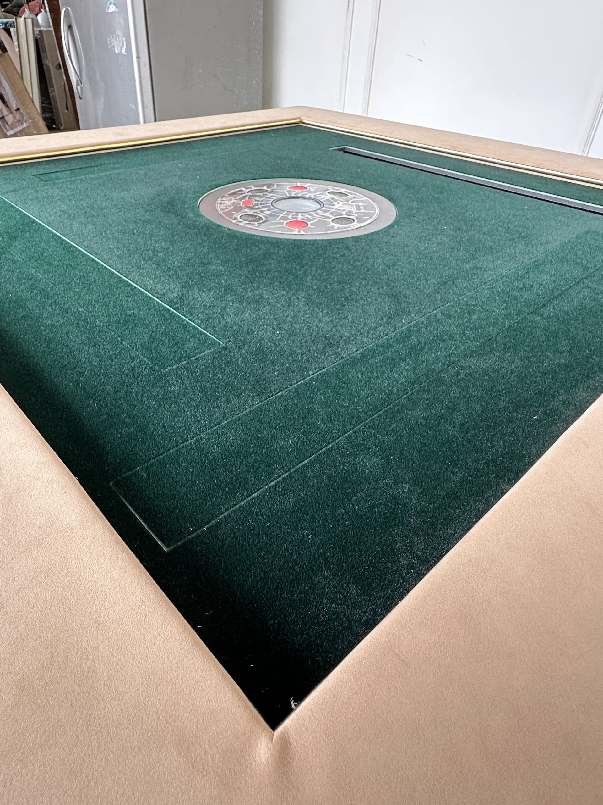 โต๊ะเล่นไพ่นกกระจกไฟฟ้า สับไพ่และแจกอัตโนมัติ 4 ที่นั่ง โต๊ะเล่นไพ่นกกระจกไฟฟ้า สับไพ่และแจกอัตโนมัติ 4 ที่นั่ง