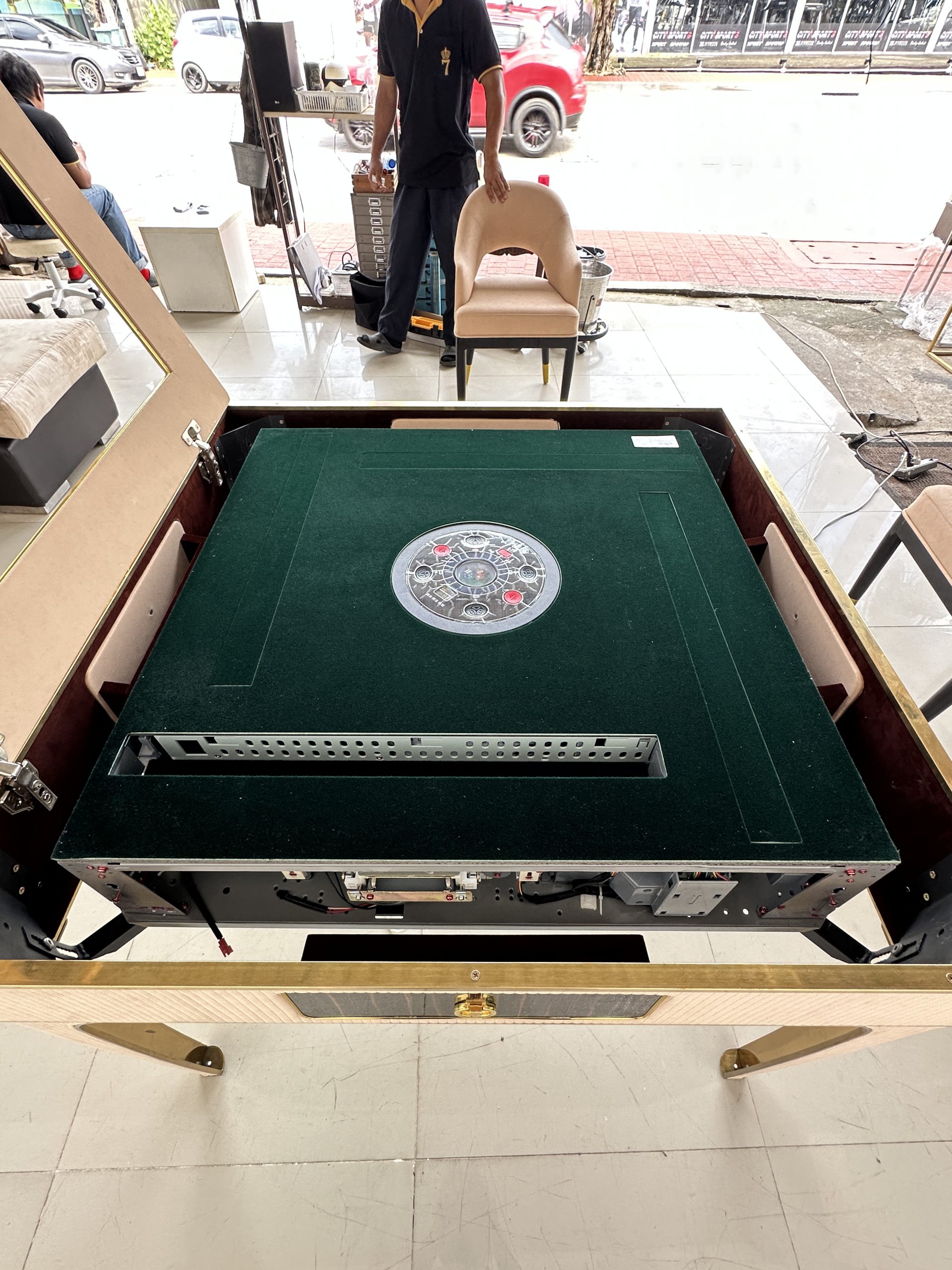 โต๊ะเล่นไพ่นกกระจกไฟฟ้า สับไพ่และแจกอัตโนมัติ 4 ที่นั่ง โต๊ะเล่นไพ่นกกระจกไฟฟ้า สับไพ่และแจกอัตโนมัติ 4 ที่นั่ง