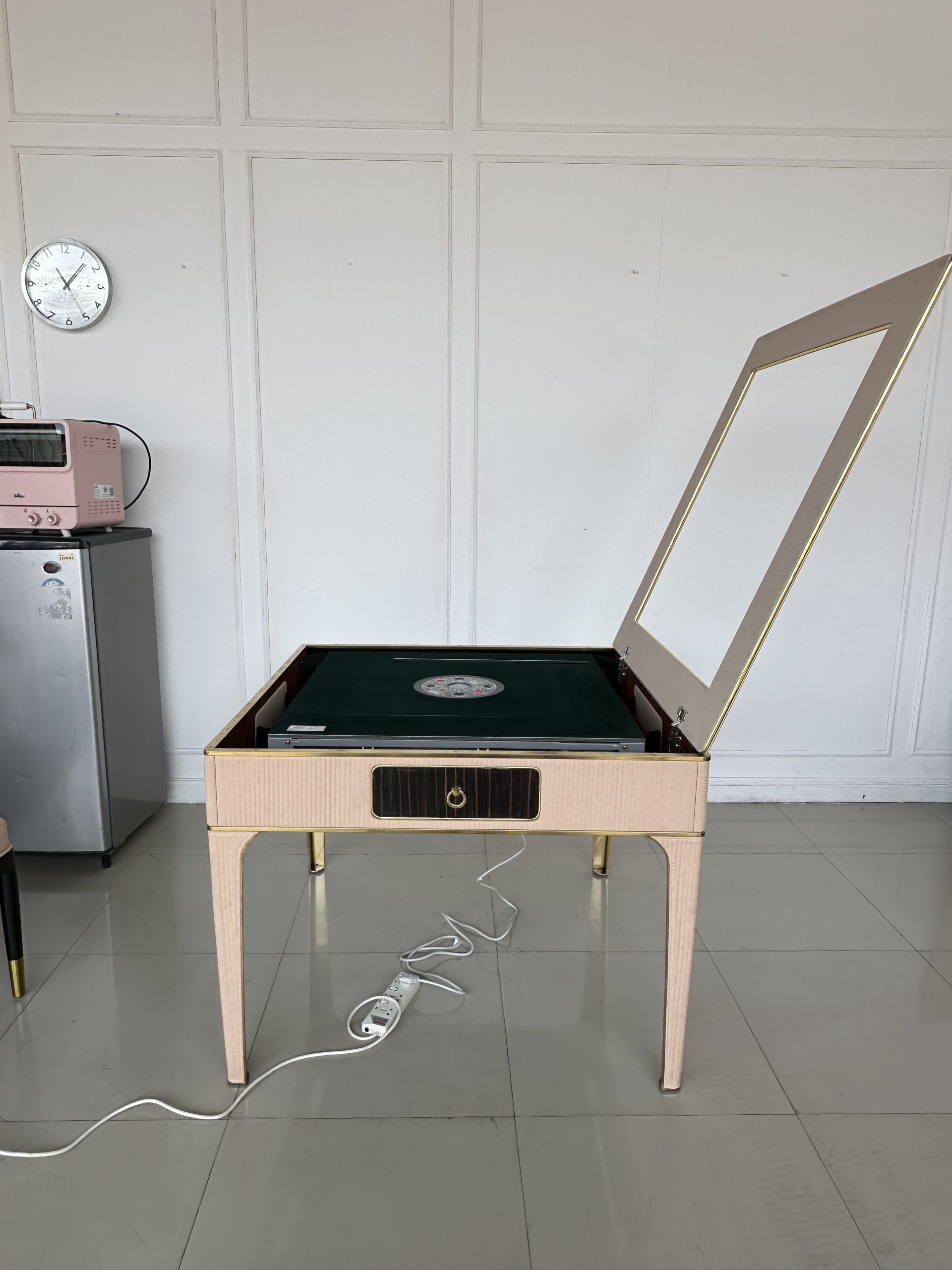 โต๊ะเล่นไพ่นกกระจกไฟฟ้า สับไพ่และแจกอัตโนมัติ 4 ที่นั่ง โต๊ะเล่นไพ่นกกระจกไฟฟ้า สับไพ่และแจกอัตโนมัติ 4 ที่นั่ง