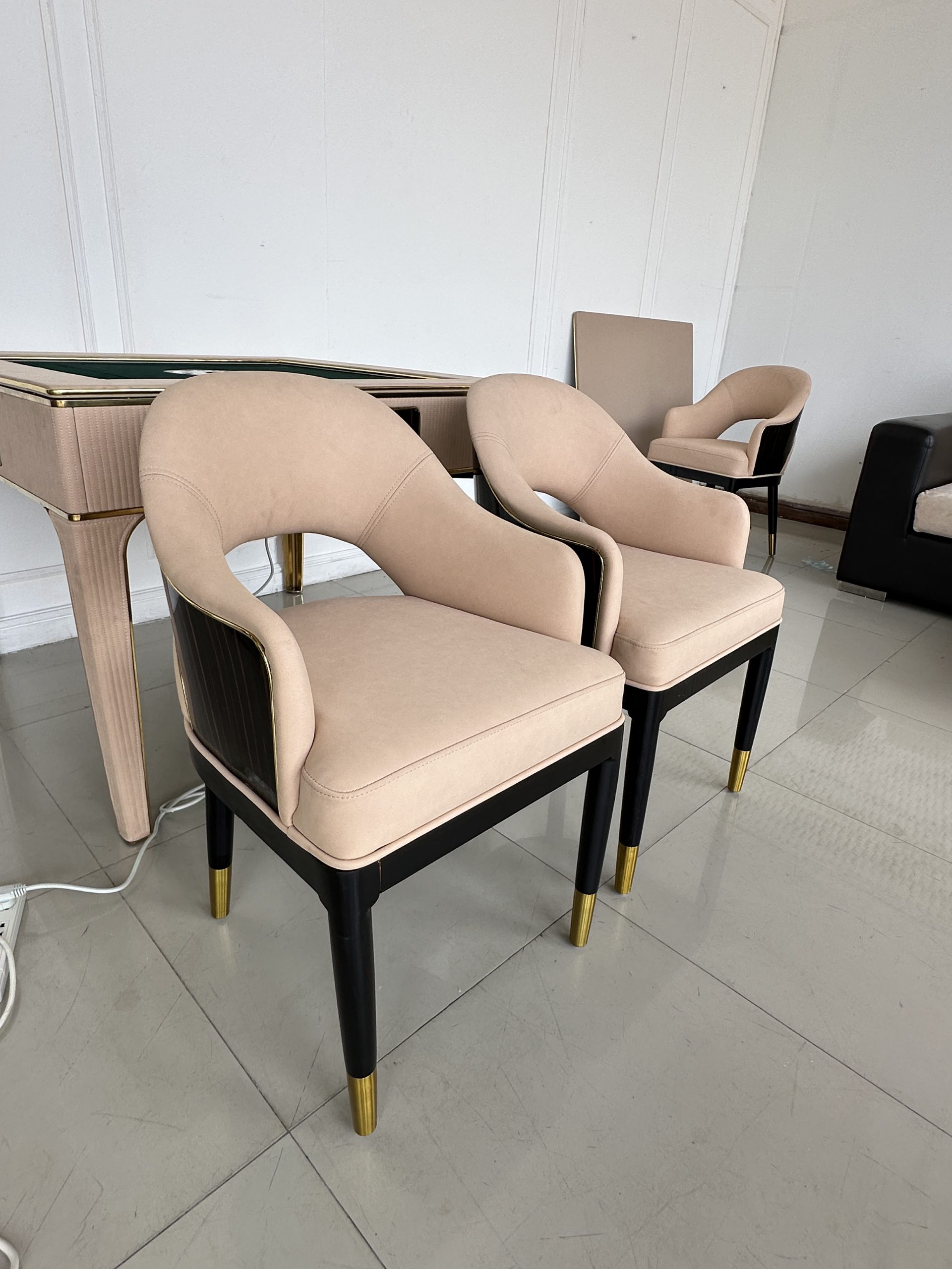 โต๊ะเล่นไพ่นกกระจกไฟฟ้า สับไพ่และแจกอัตโนมัติ 4 ที่นั่ง โต๊ะเล่นไพ่นกกระจกไฟฟ้า สับไพ่และแจกอัตโนมัติ 4 ที่นั่ง