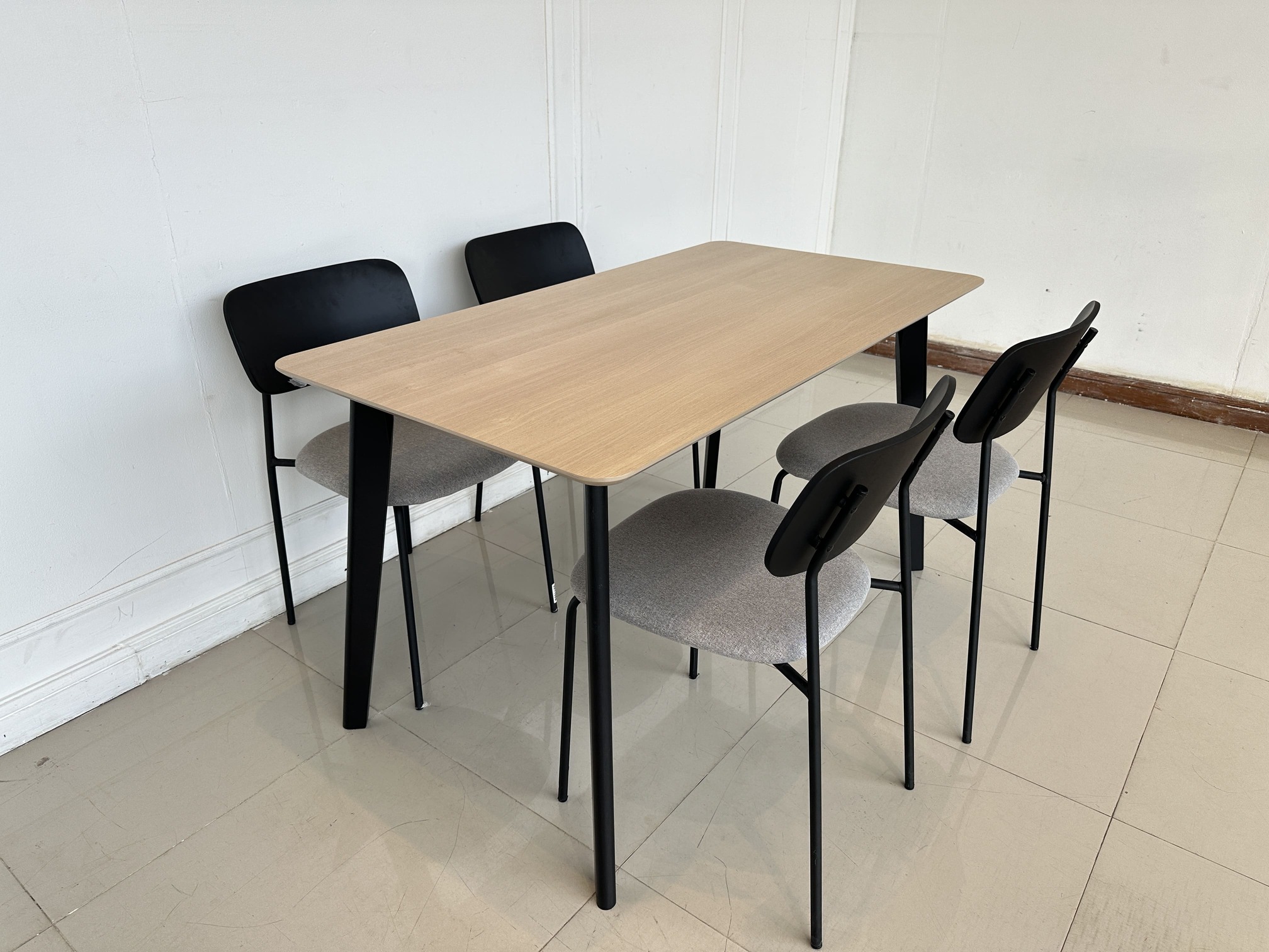 ชุดโต๊ะทานอาหาร 4 ที่นั่ง ท็อปไม้ MDF สีบีช ชุดโต๊ะทานอาหาร 4 ที่นั่ง ท็อปไม้ MDF สีบีช