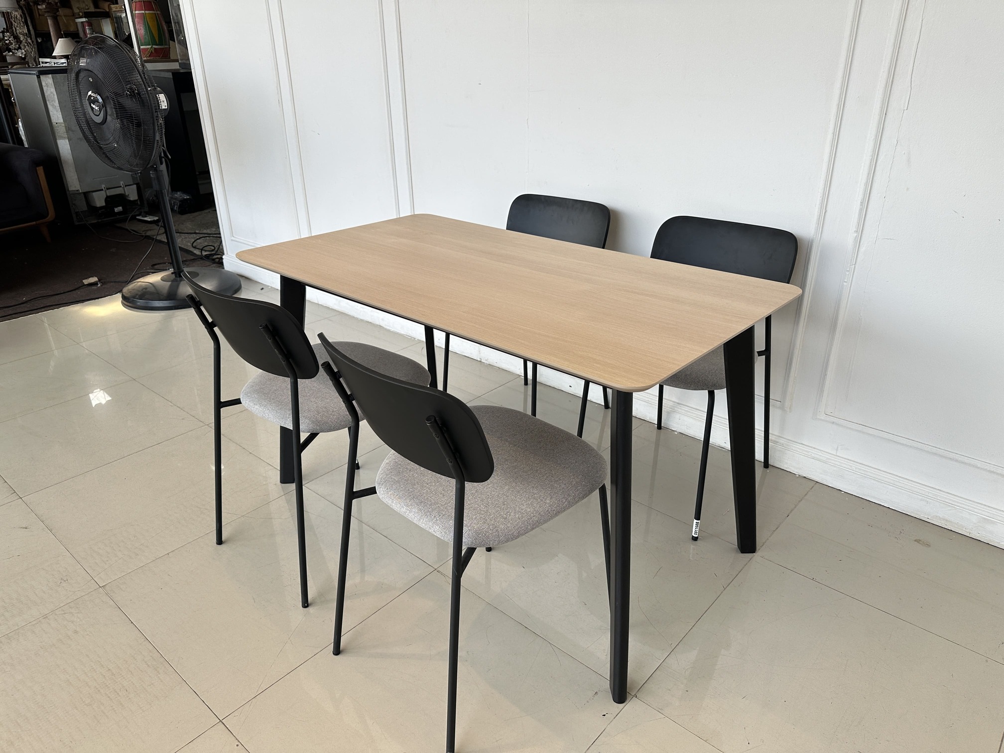 ชุดโต๊ะทานอาหาร 4 ที่นั่ง ท็อปไม้ MDF สีบีช ชุดโต๊ะทานอาหาร 4 ที่นั่ง ท็อปไม้ MDF สีบีช