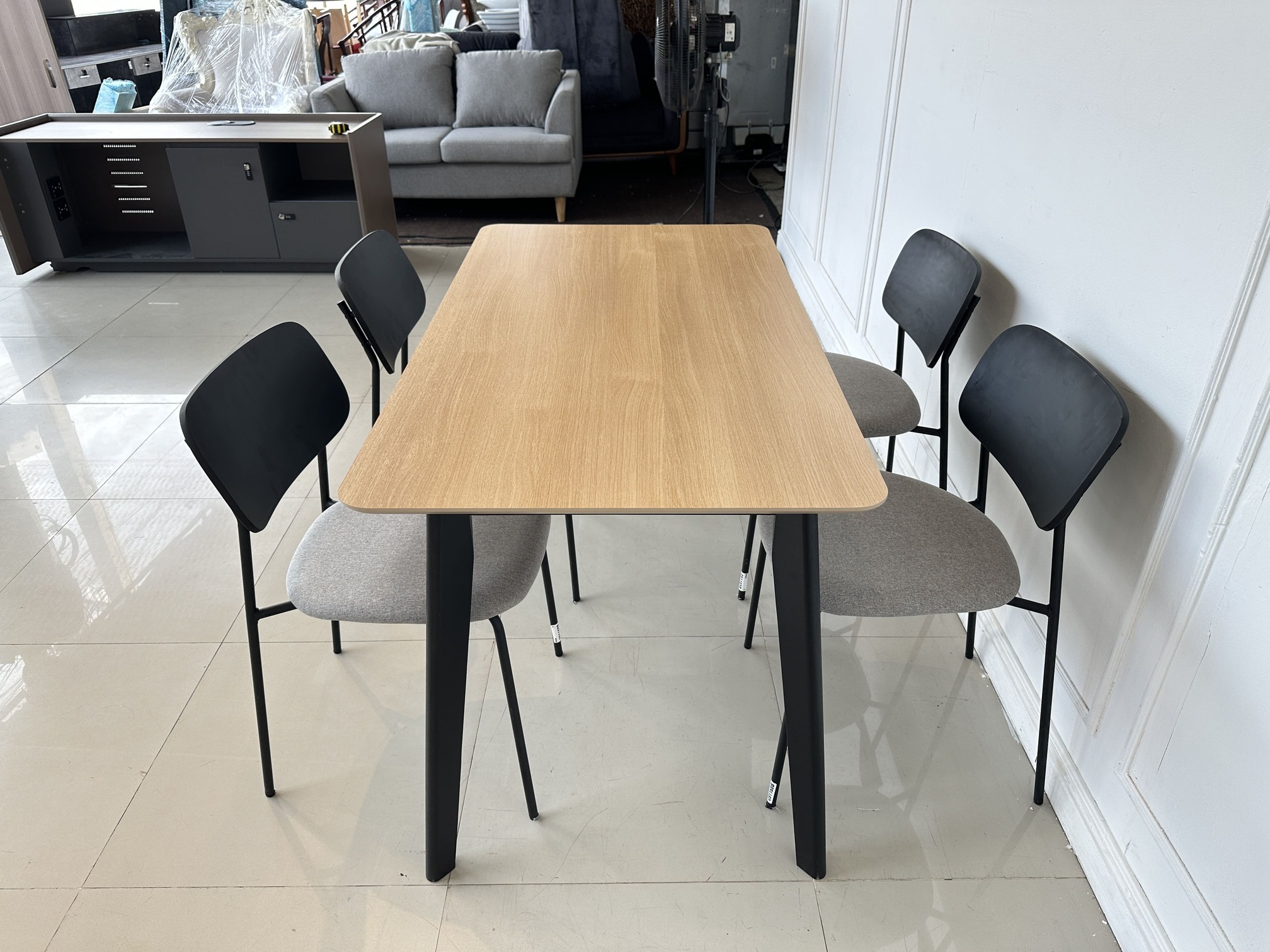 ชุดโต๊ะทานอาหาร 4 ที่นั่ง ท็อปไม้ MDF สีบีช ชุดโต๊ะทานอาหาร 4 ที่นั่ง ท็อปไม้ MDF สีบีช