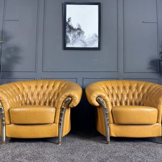 เก้าอี้อาร์มแชร์ พนักพิงโค้งดึงดุม หนังแท้สีมัสตาร์ด ขาไม้ตกแต่งสไตล์คลาสสิก