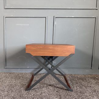 โต๊ะข้างท็อปไม้สัก 1 ลิ้นชัก โครงขาเหล็ก