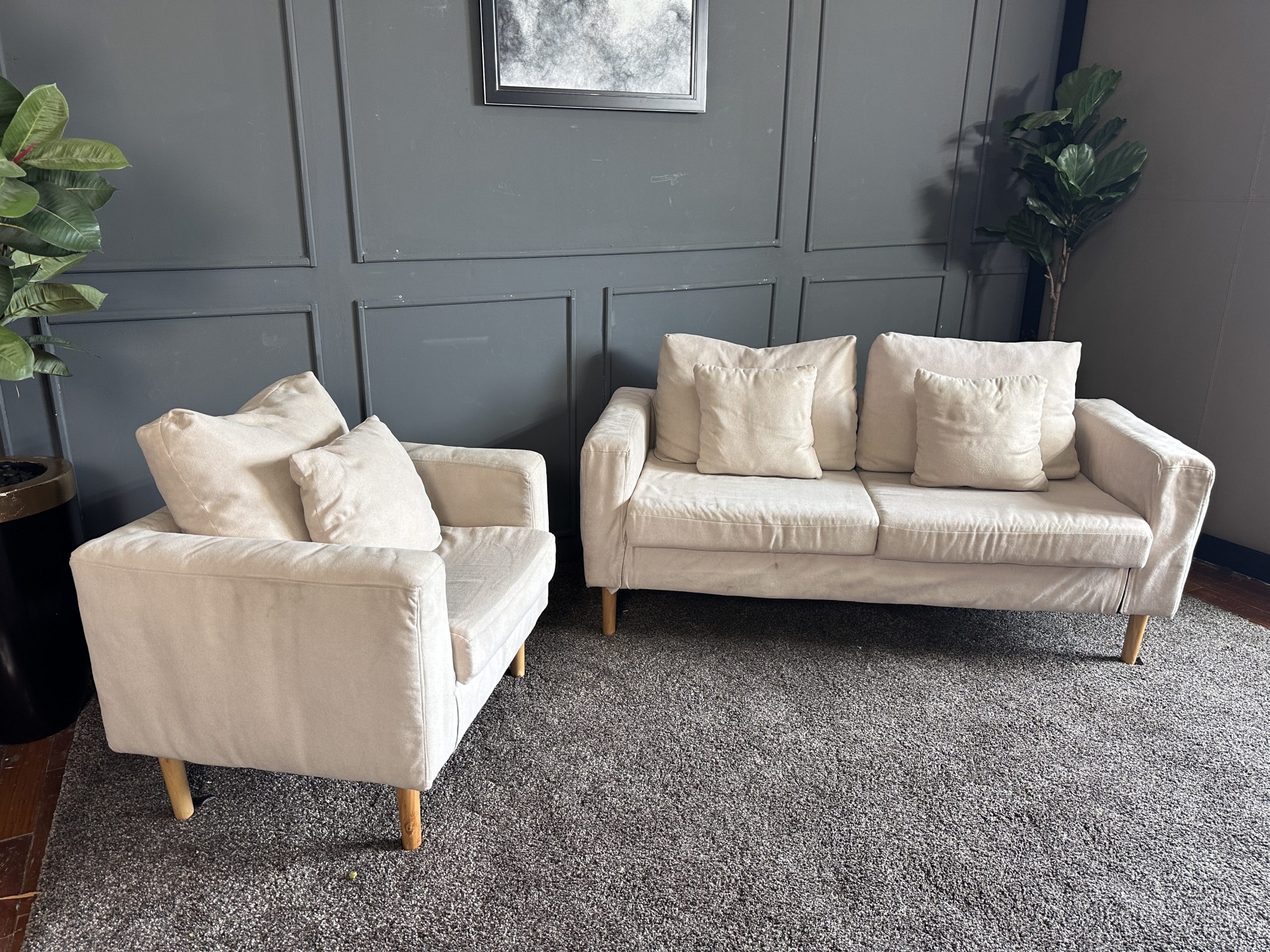 เซตโซฟารับแขก 3 ที่นั่ง เบาะผ้าสีครีม ขาไม้กลึง สไตล์มินิมอล พร้อมหมอนอิงตามภาพ เซตโซฟารับแขก 3 ที่นั่ง เบาะผ้าสีครีม ขาไม้กลึง สไตล์มินิมอล พร้อมหมอนอิงตามภาพ