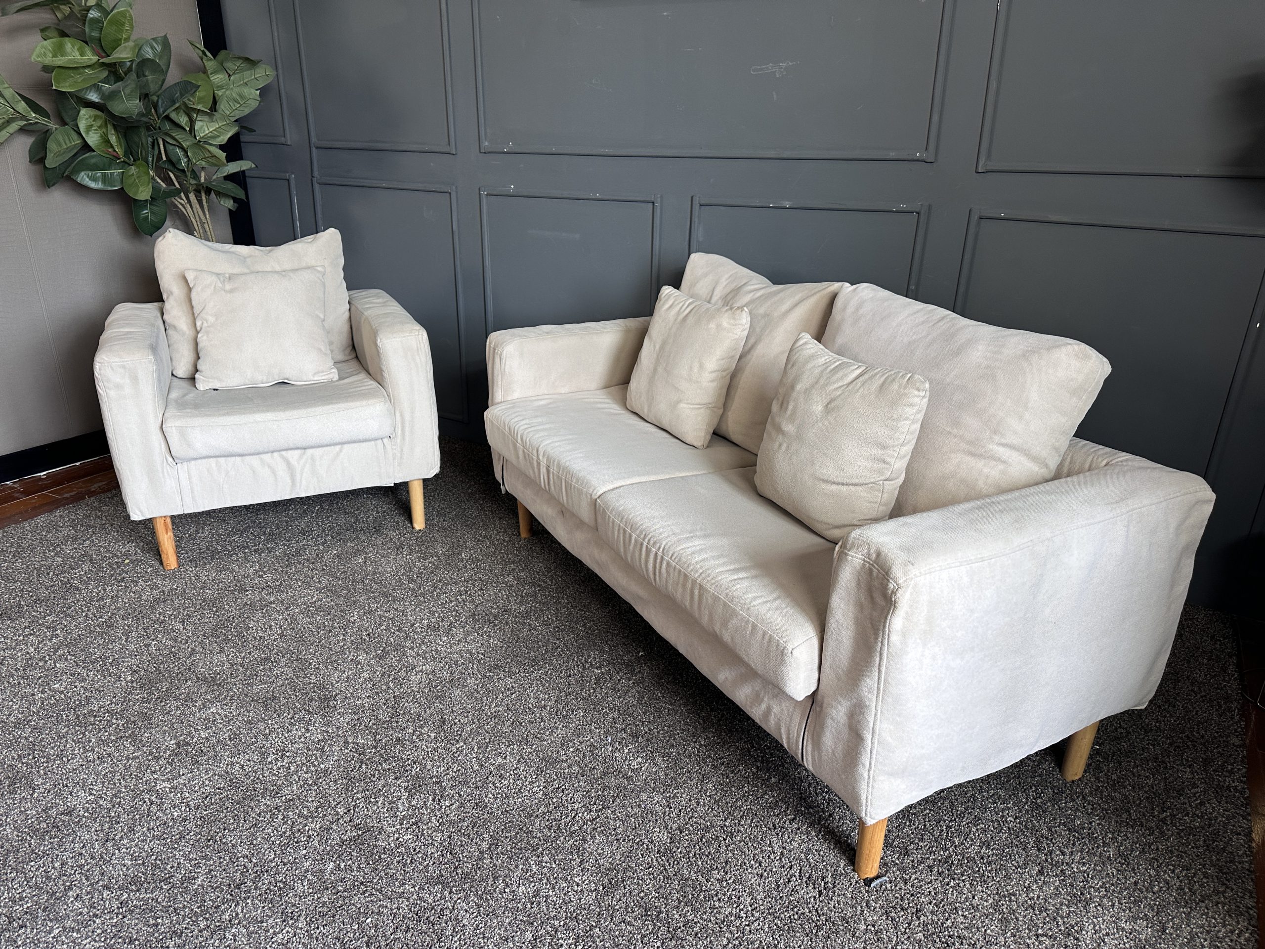 เซตโซฟารับแขก 3 ที่นั่ง เบาะผ้าสีครีม ขาไม้กลึง สไตล์มินิมอล พร้อมหมอนอิงตามภาพ เซตโซฟารับแขก 3 ที่นั่ง เบาะผ้าสีครีม ขาไม้กลึง สไตล์มินิมอล พร้อมหมอนอิงตามภาพ