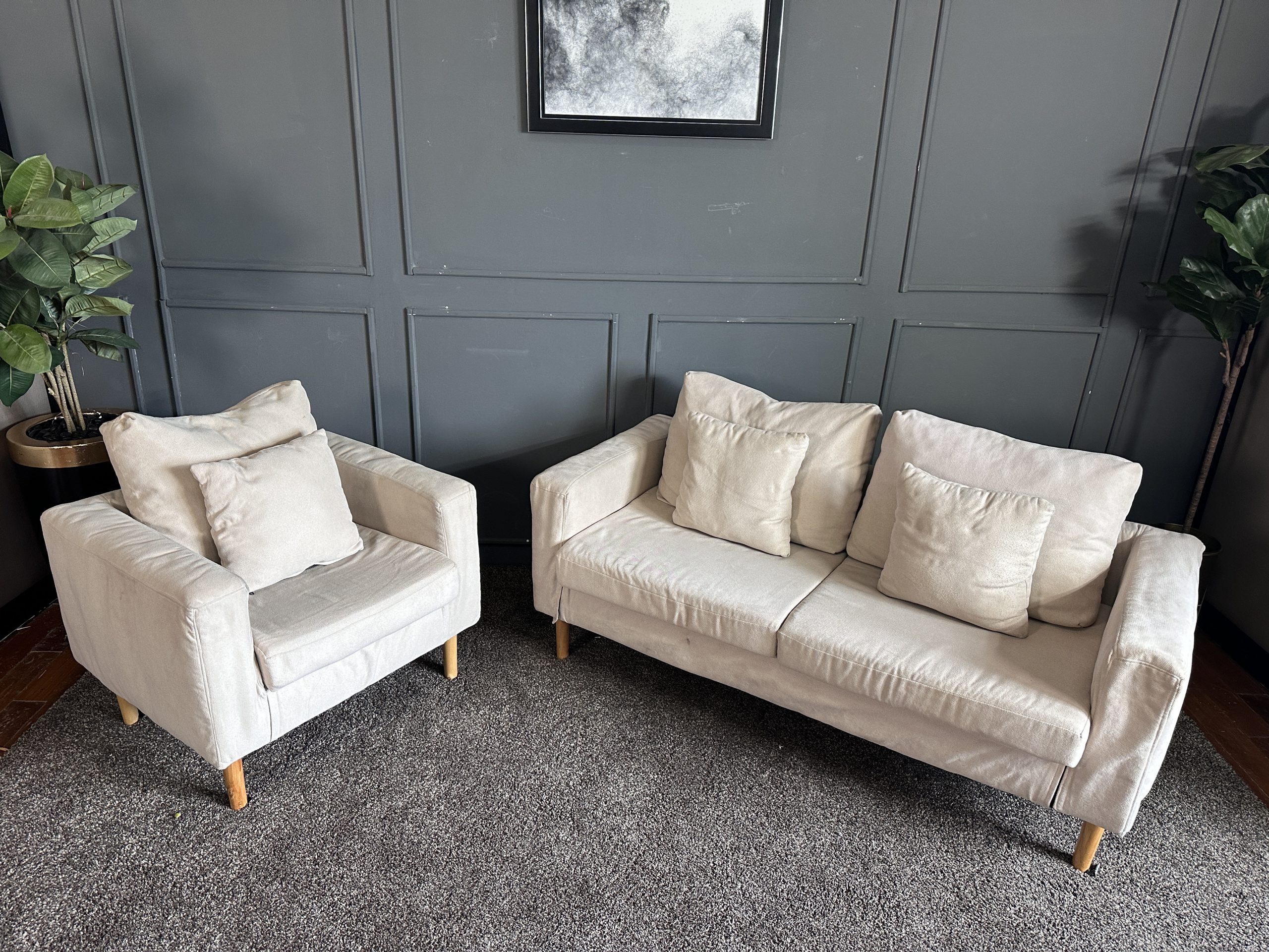 เซตโซฟารับแขก 3 ที่นั่ง เบาะผ้าสีครีม ขาไม้กลึง สไตล์มินิมอล พร้อมหมอนอิงตามภาพ เซตโซฟารับแขก 3 ที่นั่ง เบาะผ้าสีครีม ขาไม้กลึง สไตล์มินิมอล พร้อมหมอนอิงตามภาพ