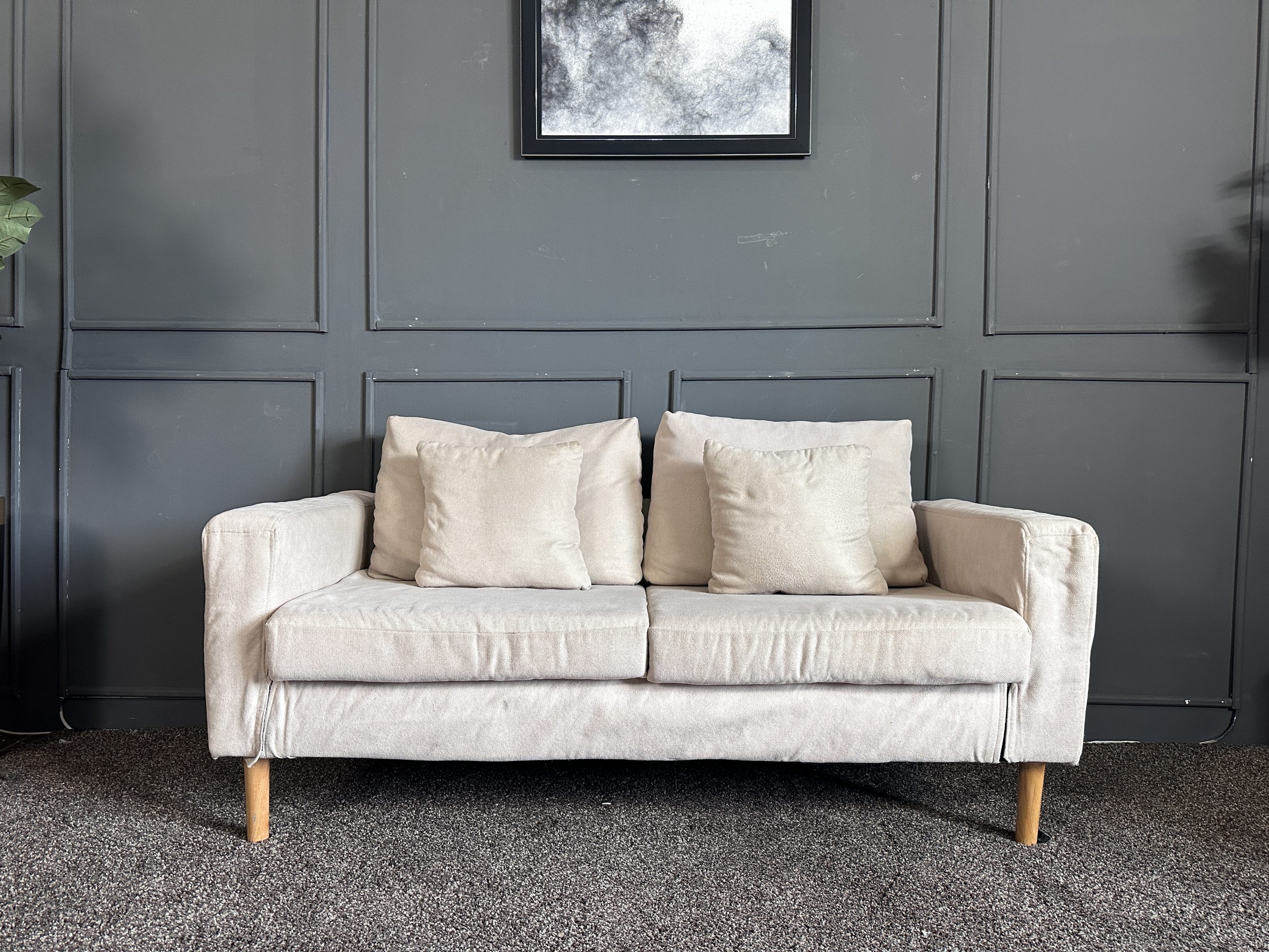 เซตโซฟารับแขก 3 ที่นั่ง เบาะผ้าสีครีม ขาไม้กลึง สไตล์มินิมอล พร้อมหมอนอิงตามภาพ เซตโซฟารับแขก 3 ที่นั่ง เบาะผ้าสีครีม ขาไม้กลึง สไตล์มินิมอล พร้อมหมอนอิงตามภาพ