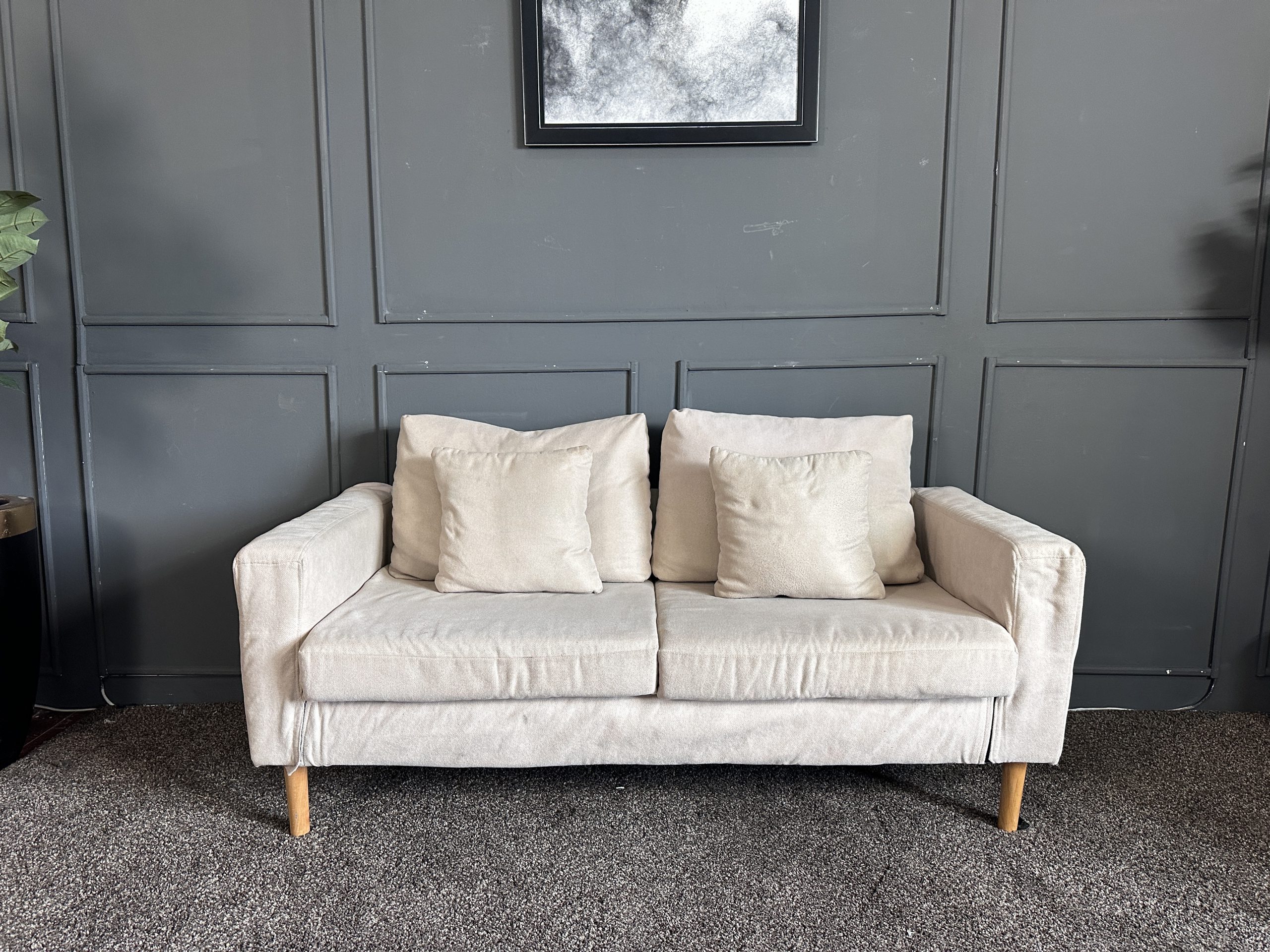 เซตโซฟารับแขก 3 ที่นั่ง เบาะผ้าสีครีม ขาไม้กลึง สไตล์มินิมอล พร้อมหมอนอิงตามภาพ เซตโซฟารับแขก 3 ที่นั่ง เบาะผ้าสีครีม ขาไม้กลึง สไตล์มินิมอล พร้อมหมอนอิงตามภาพ