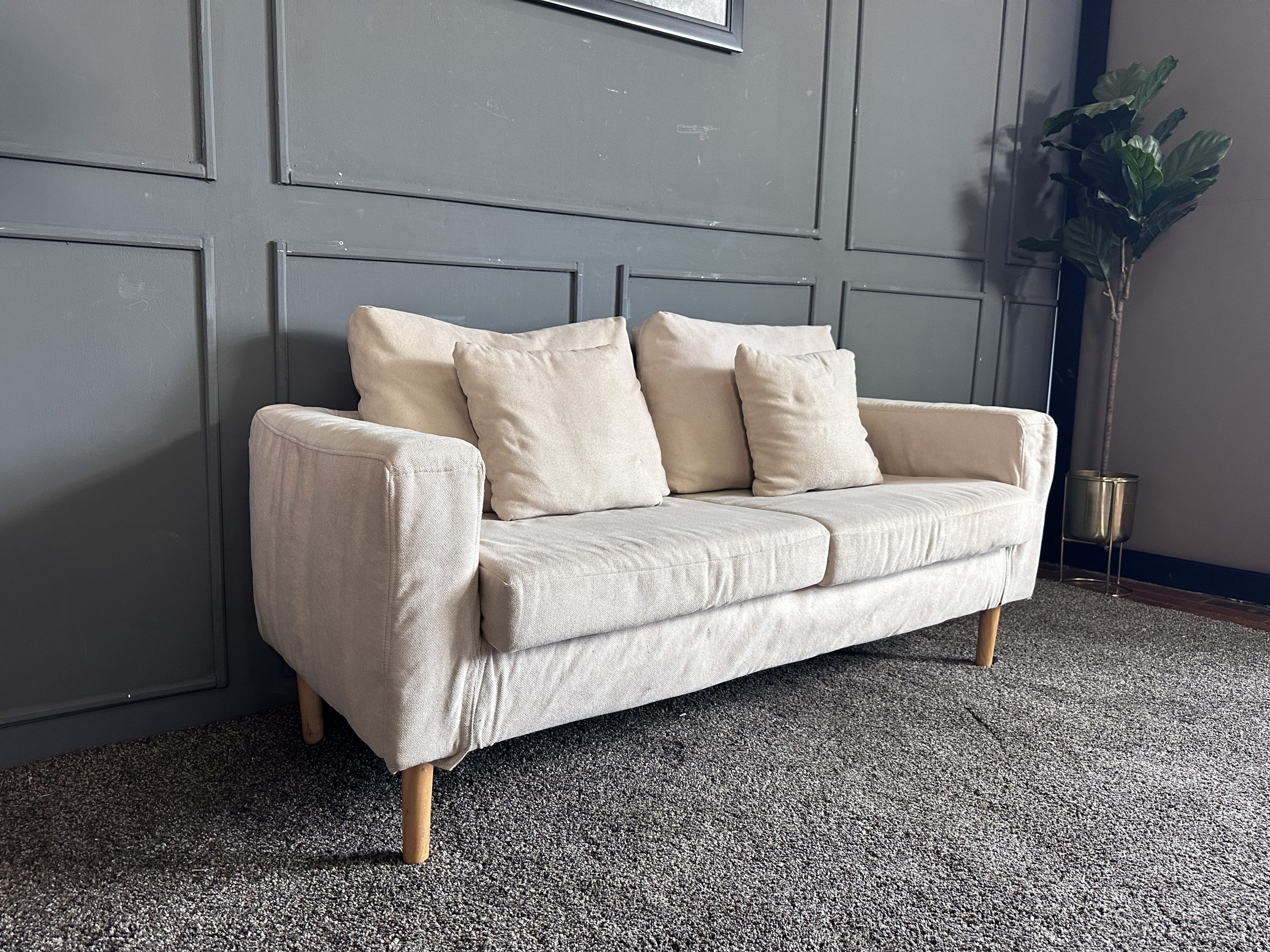 เซตโซฟารับแขก 3 ที่นั่ง เบาะผ้าสีครีม ขาไม้กลึง สไตล์มินิมอล พร้อมหมอนอิงตามภาพ เซตโซฟารับแขก 3 ที่นั่ง เบาะผ้าสีครีม ขาไม้กลึง สไตล์มินิมอล พร้อมหมอนอิงตามภาพ