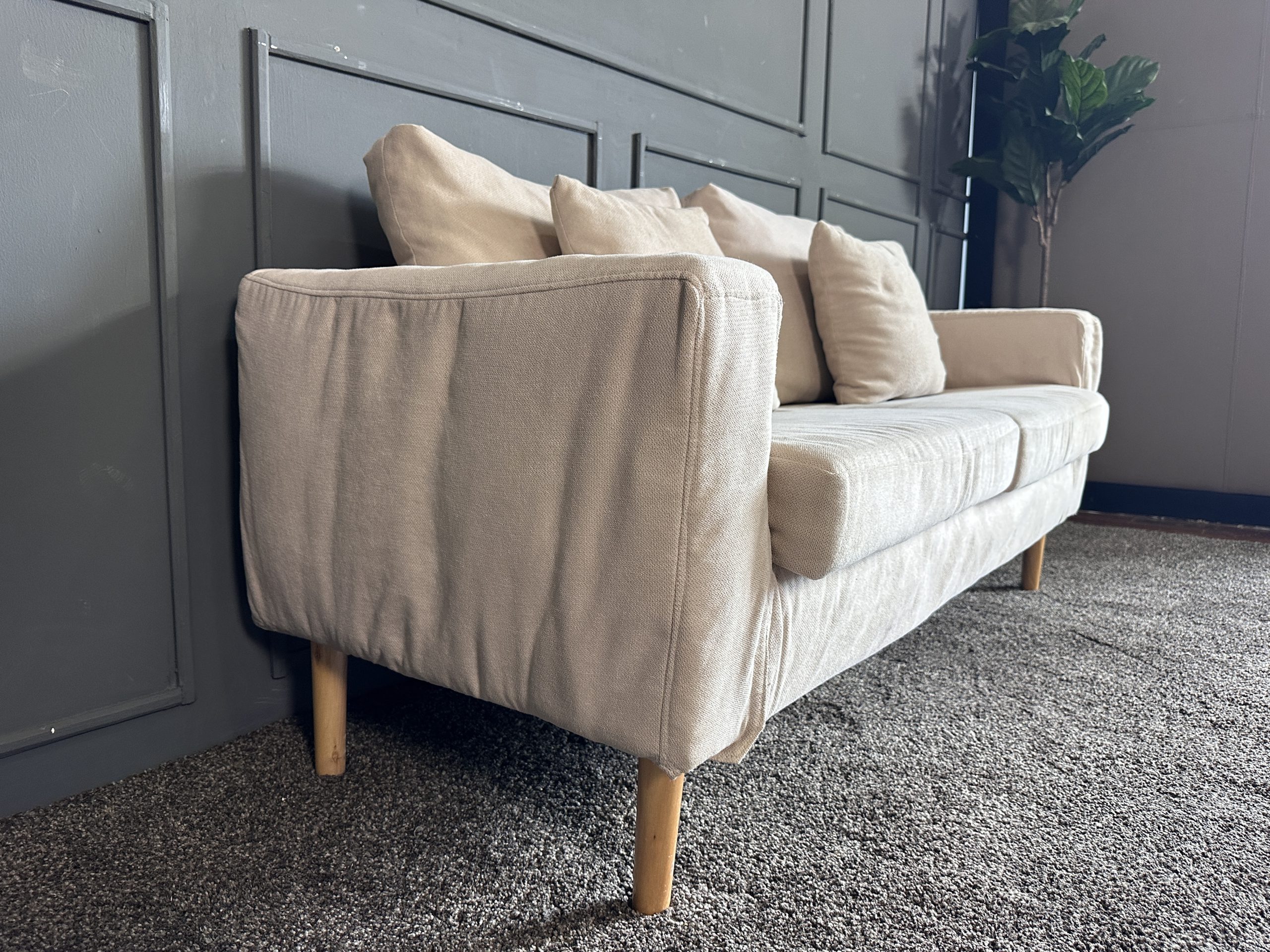 เซตโซฟารับแขก 3 ที่นั่ง เบาะผ้าสีครีม ขาไม้กลึง สไตล์มินิมอล พร้อมหมอนอิงตามภาพ เซตโซฟารับแขก 3 ที่นั่ง เบาะผ้าสีครีม ขาไม้กลึง สไตล์มินิมอล พร้อมหมอนอิงตามภาพ