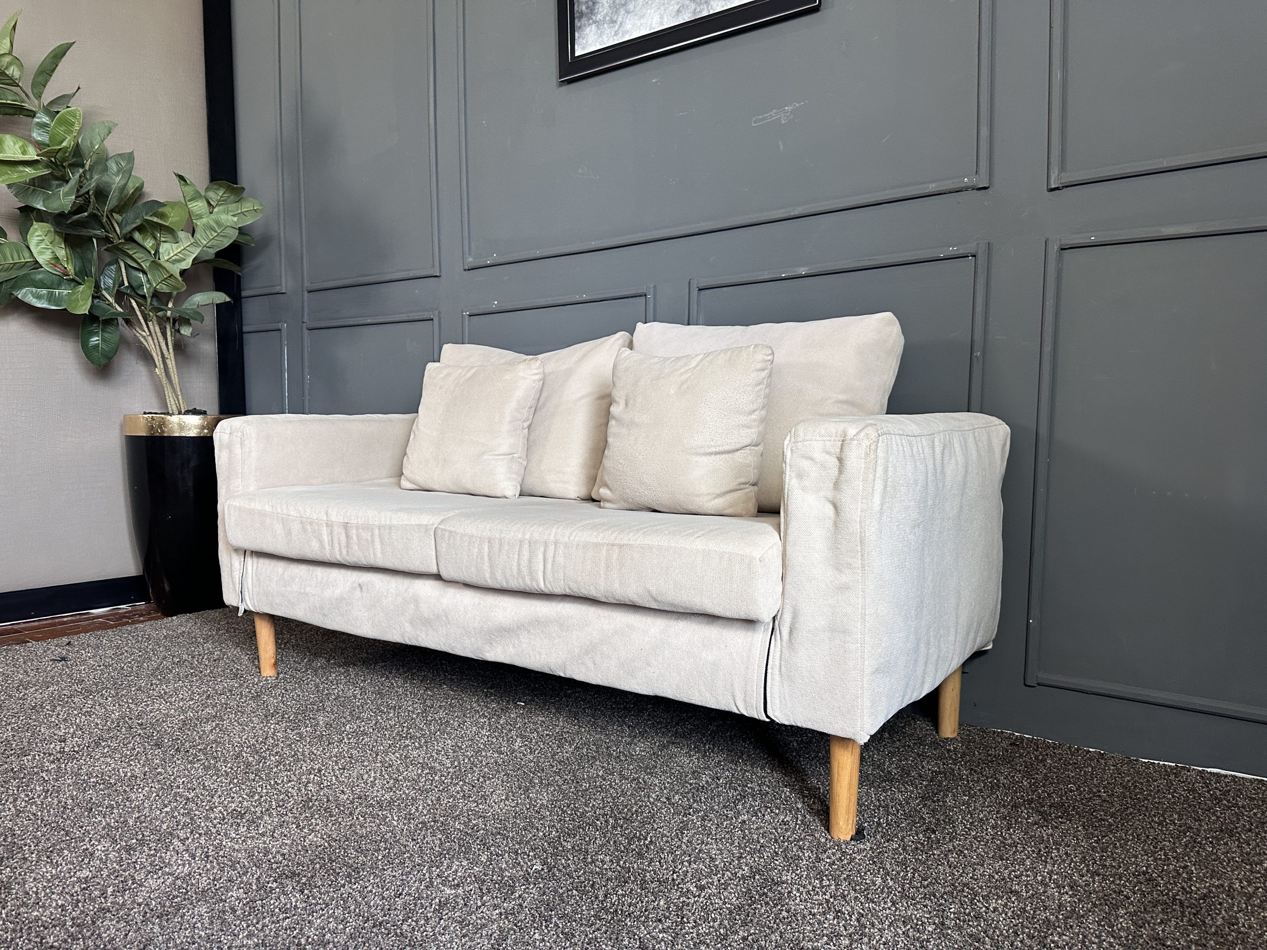 เซตโซฟารับแขก 3 ที่นั่ง เบาะผ้าสีครีม ขาไม้กลึง สไตล์มินิมอล พร้อมหมอนอิงตามภาพ เซตโซฟารับแขก 3 ที่นั่ง เบาะผ้าสีครีม ขาไม้กลึง สไตล์มินิมอล พร้อมหมอนอิงตามภาพ