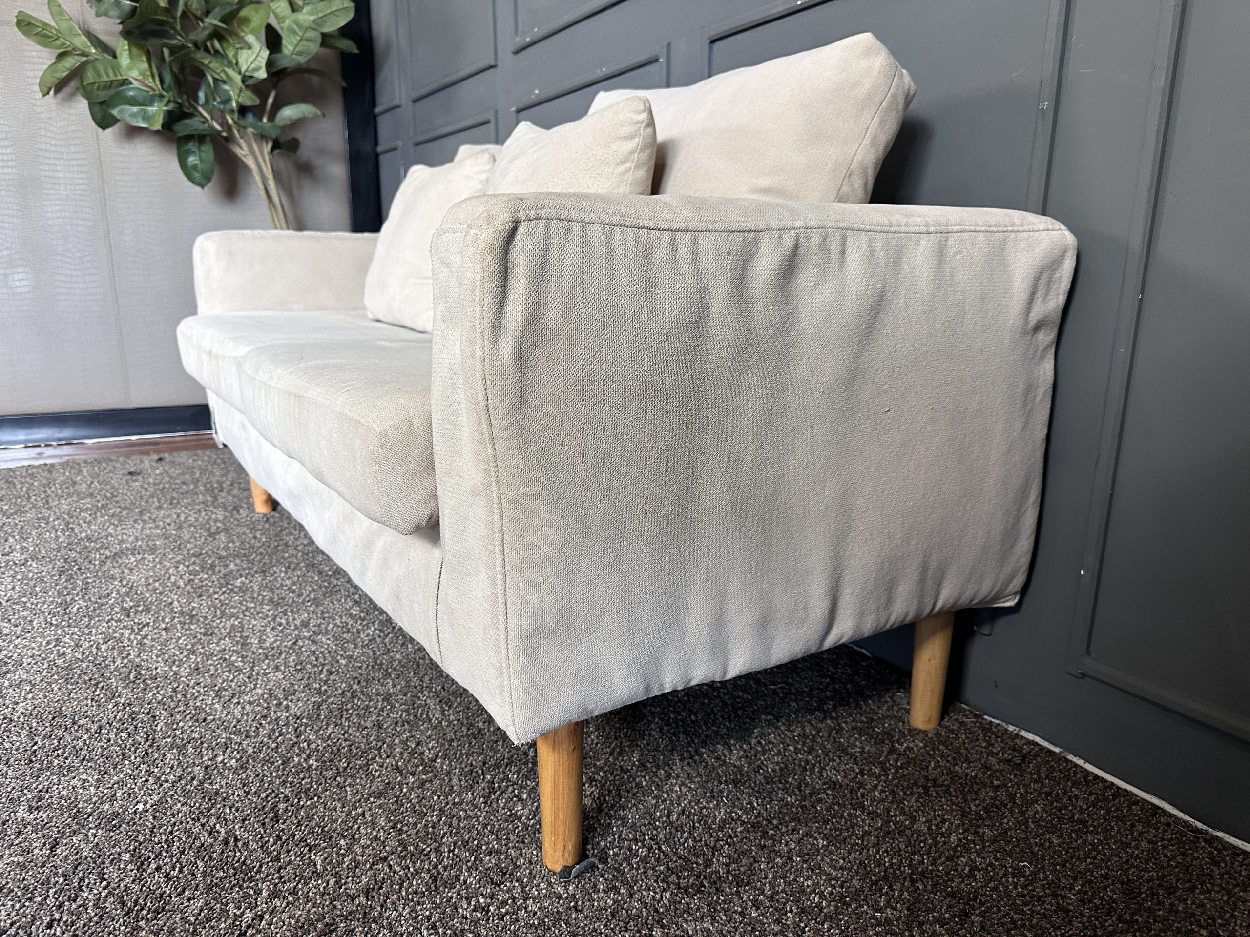 เซตโซฟารับแขก 3 ที่นั่ง เบาะผ้าสีครีม ขาไม้กลึง สไตล์มินิมอล พร้อมหมอนอิงตามภาพ เซตโซฟารับแขก 3 ที่นั่ง เบาะผ้าสีครีม ขาไม้กลึง สไตล์มินิมอล พร้อมหมอนอิงตามภาพ