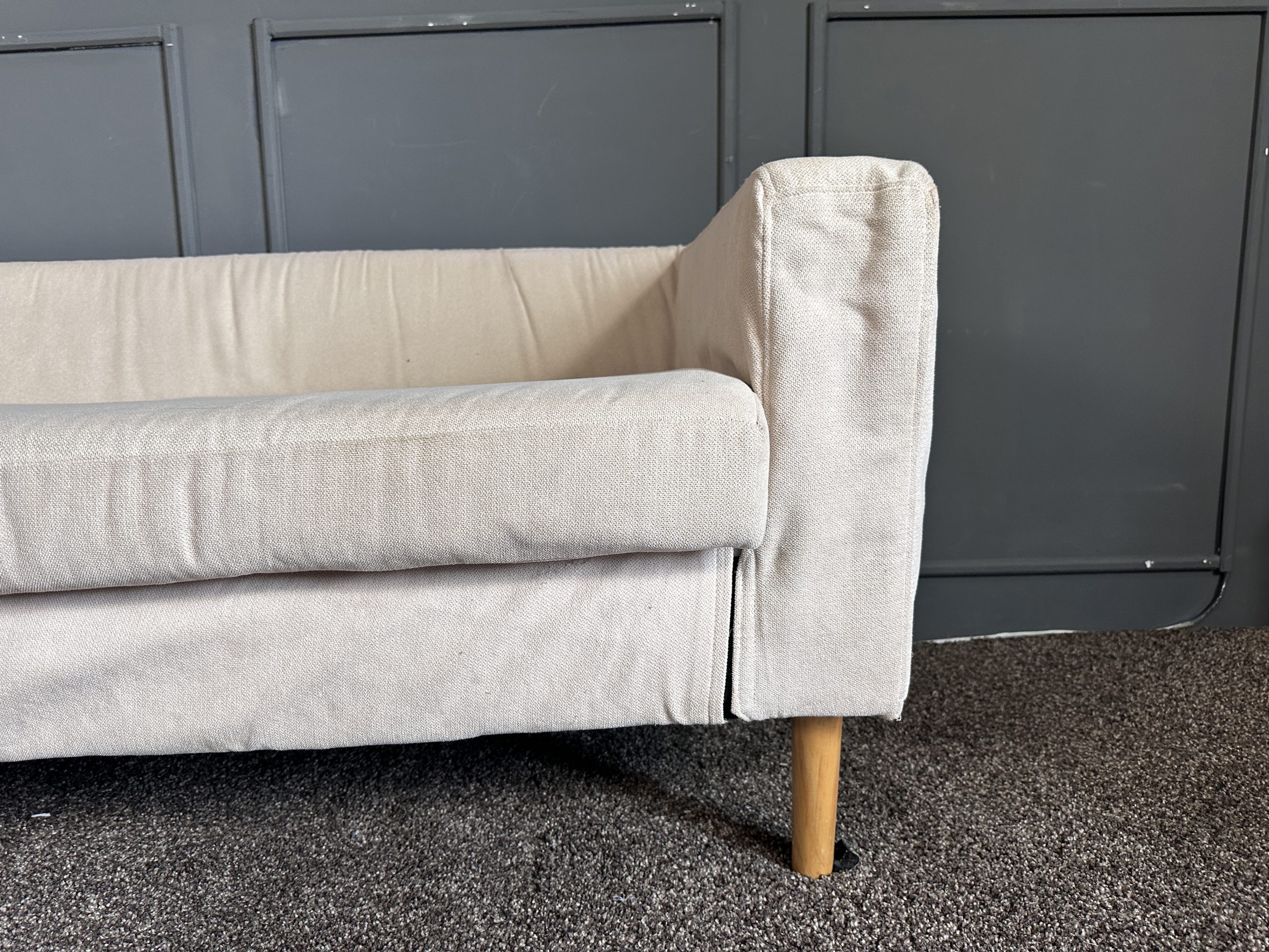 เซตโซฟารับแขก 3 ที่นั่ง เบาะผ้าสีครีม ขาไม้กลึง สไตล์มินิมอล พร้อมหมอนอิงตามภาพ เซตโซฟารับแขก 3 ที่นั่ง เบาะผ้าสีครีม ขาไม้กลึง สไตล์มินิมอล พร้อมหมอนอิงตามภาพ