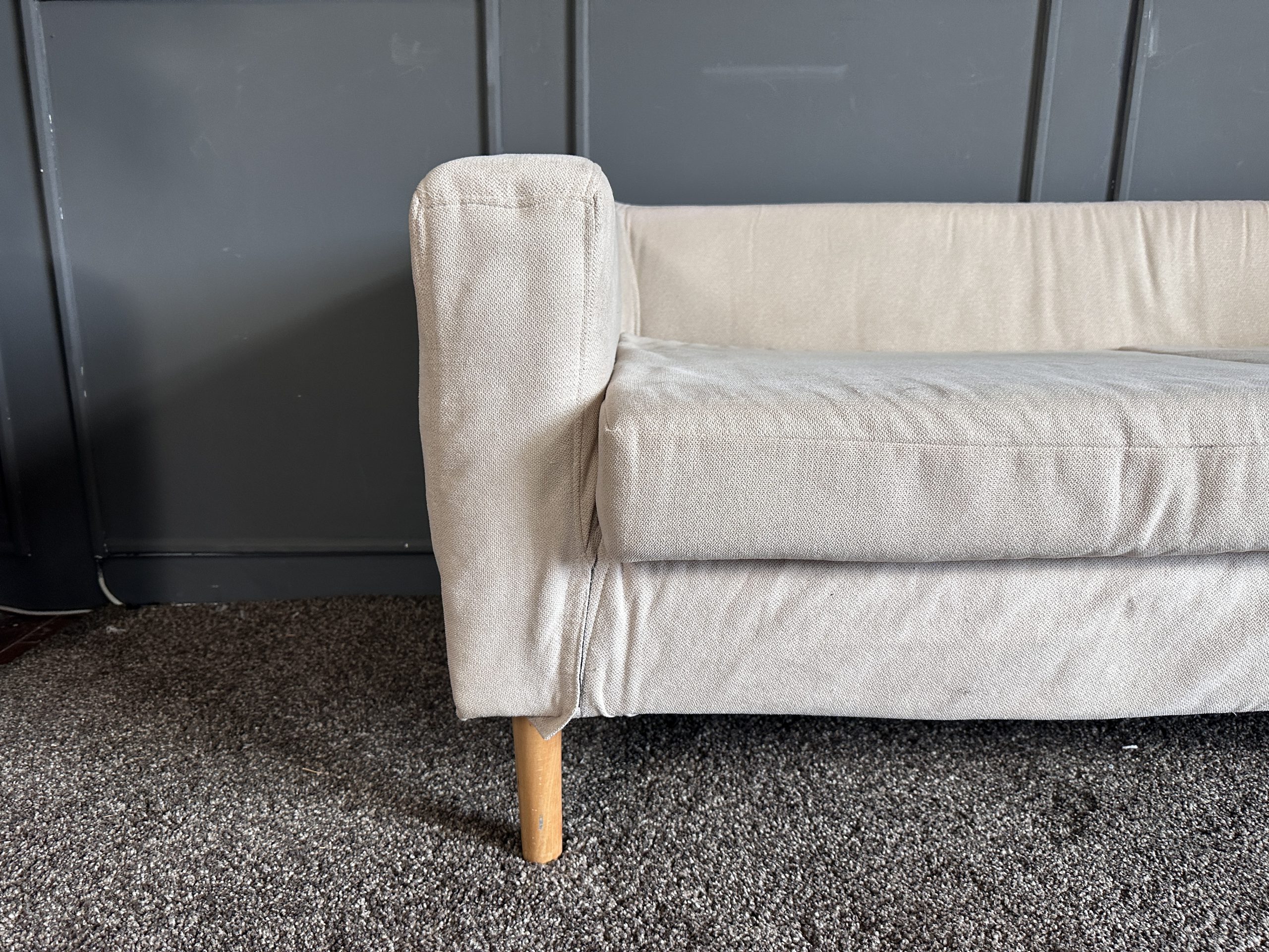 เซตโซฟารับแขก 3 ที่นั่ง เบาะผ้าสีครีม ขาไม้กลึง สไตล์มินิมอล พร้อมหมอนอิงตามภาพ เซตโซฟารับแขก 3 ที่นั่ง เบาะผ้าสีครีม ขาไม้กลึง สไตล์มินิมอล พร้อมหมอนอิงตามภาพ