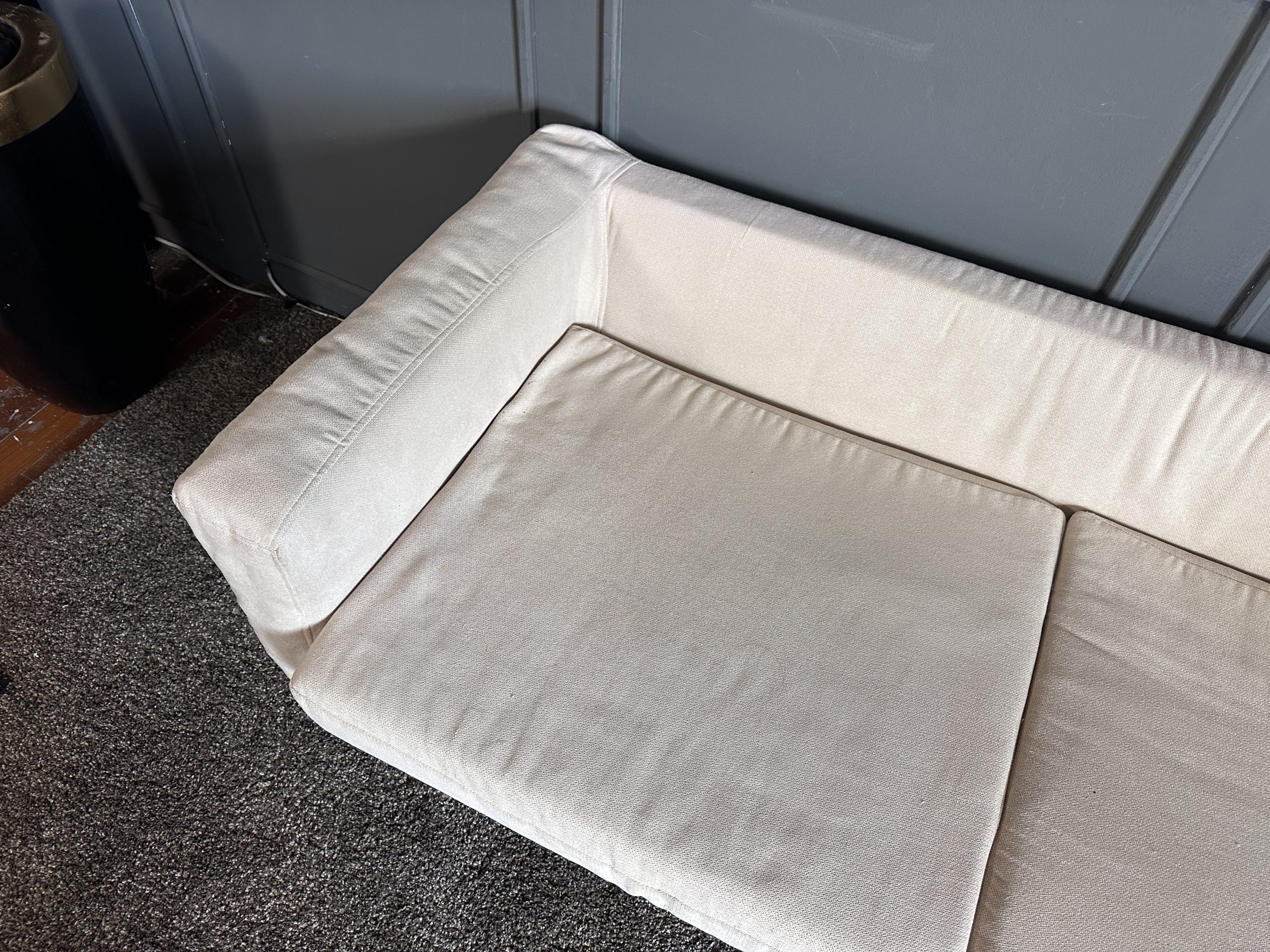 เซตโซฟารับแขก 3 ที่นั่ง เบาะผ้าสีครีม ขาไม้กลึง สไตล์มินิมอล พร้อมหมอนอิงตามภาพ เซตโซฟารับแขก 3 ที่นั่ง เบาะผ้าสีครีม ขาไม้กลึง สไตล์มินิมอล พร้อมหมอนอิงตามภาพ