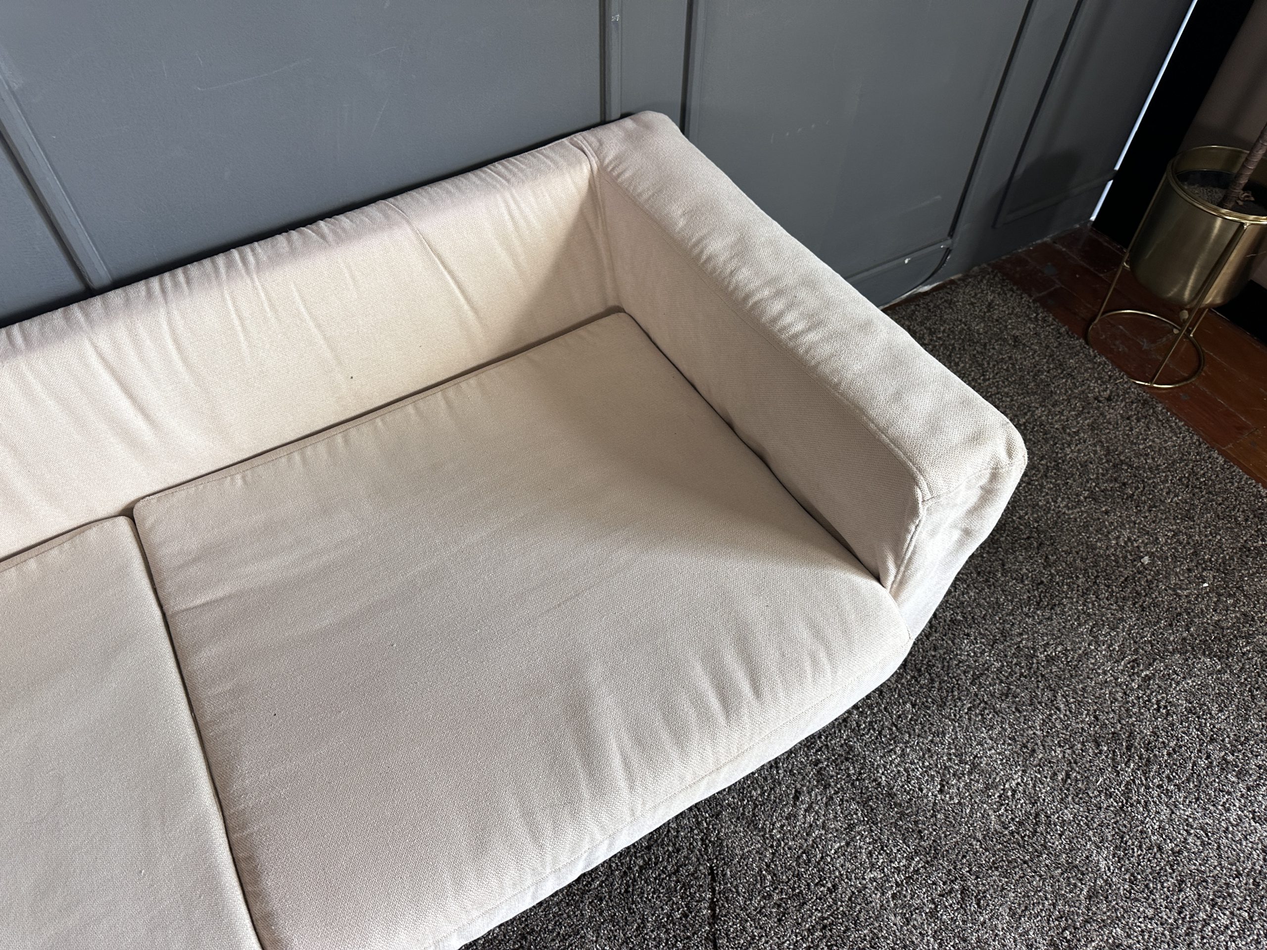 เซตโซฟารับแขก 3 ที่นั่ง เบาะผ้าสีครีม ขาไม้กลึง สไตล์มินิมอล พร้อมหมอนอิงตามภาพ เซตโซฟารับแขก 3 ที่นั่ง เบาะผ้าสีครีม ขาไม้กลึง สไตล์มินิมอล พร้อมหมอนอิงตามภาพ