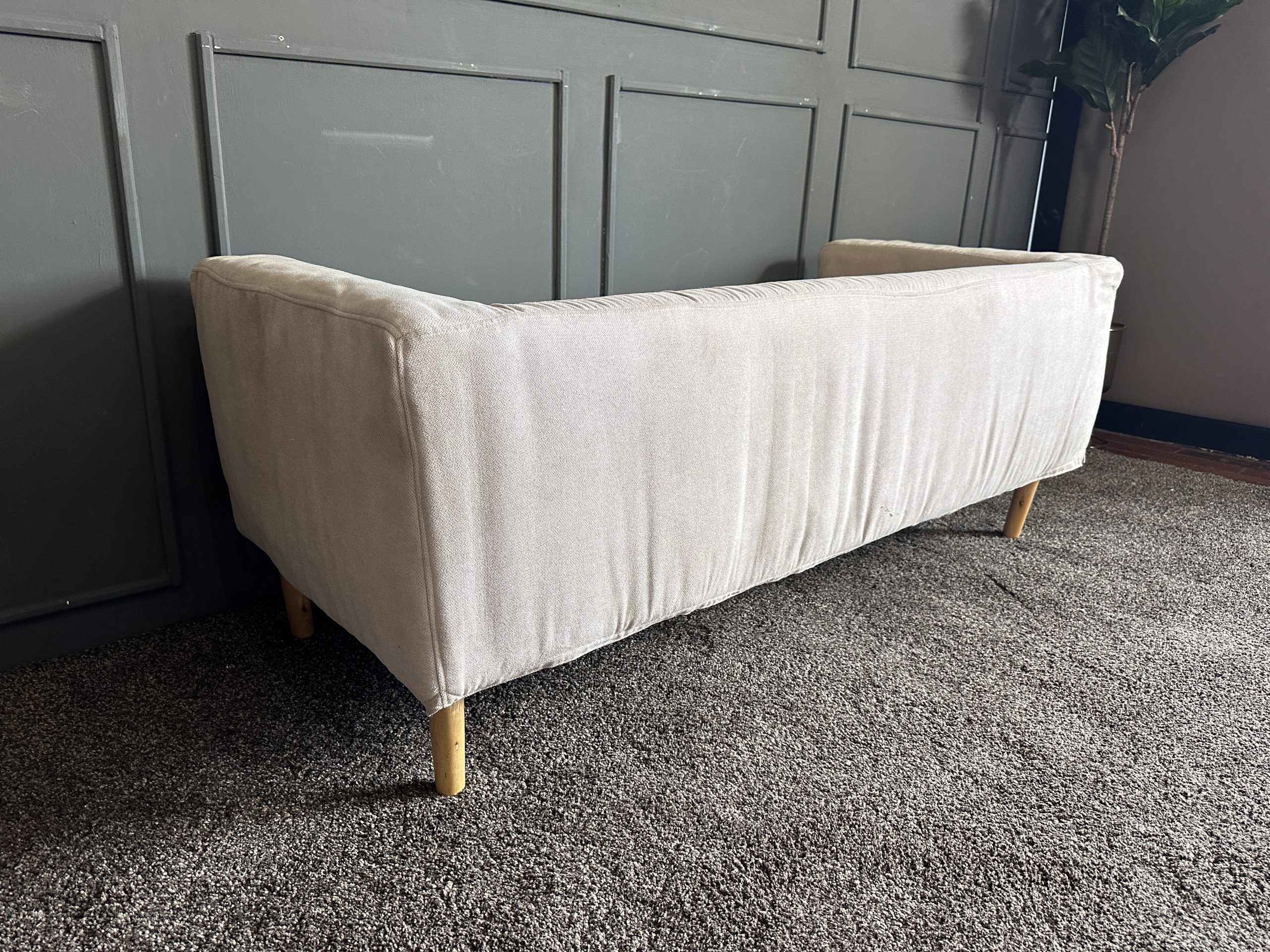 เซตโซฟารับแขก 3 ที่นั่ง เบาะผ้าสีครีม ขาไม้กลึง สไตล์มินิมอล พร้อมหมอนอิงตามภาพ เซตโซฟารับแขก 3 ที่นั่ง เบาะผ้าสีครีม ขาไม้กลึง สไตล์มินิมอล พร้อมหมอนอิงตามภาพ