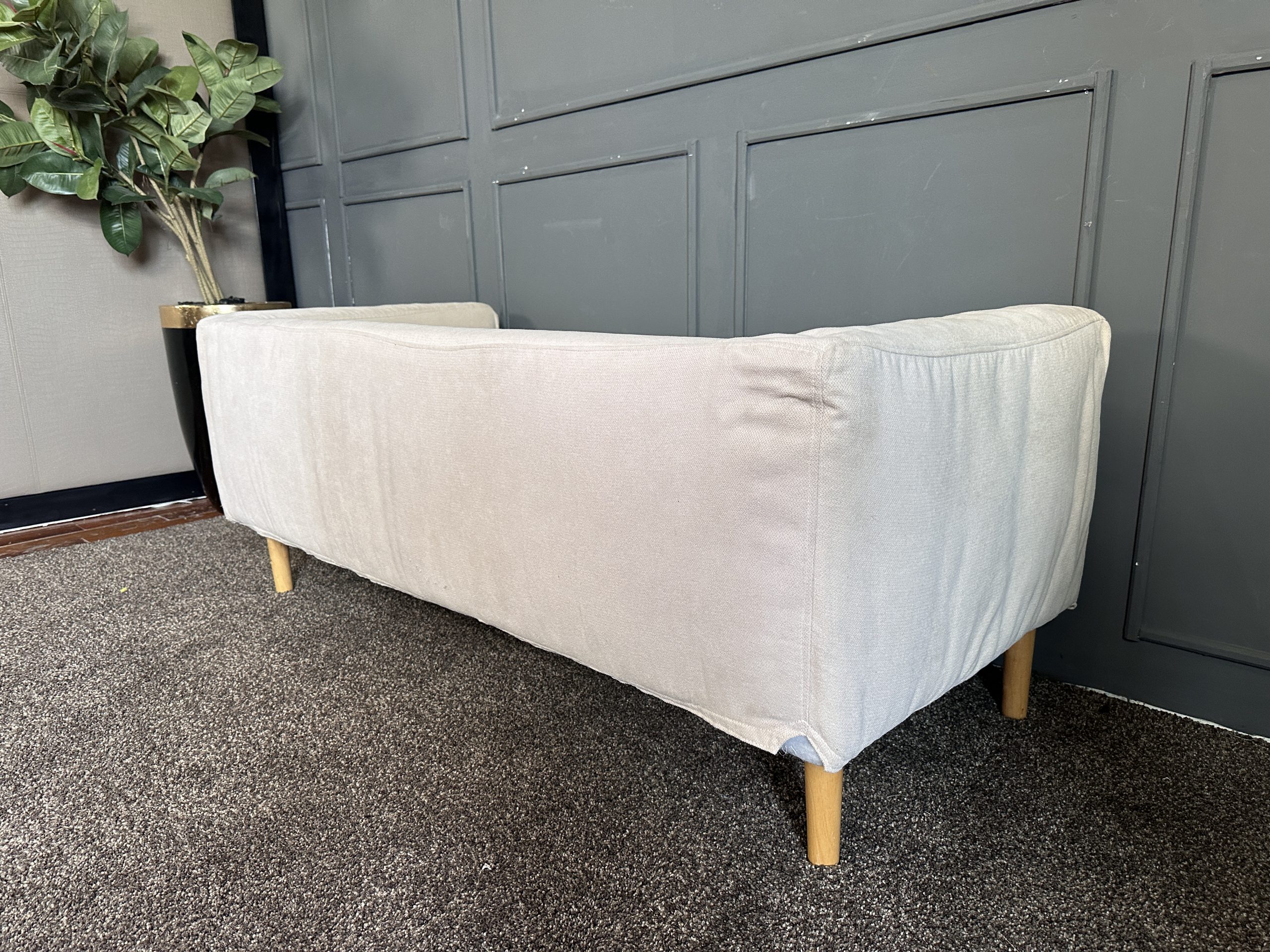 เซตโซฟารับแขก 3 ที่นั่ง เบาะผ้าสีครีม ขาไม้กลึง สไตล์มินิมอล พร้อมหมอนอิงตามภาพ เซตโซฟารับแขก 3 ที่นั่ง เบาะผ้าสีครีม ขาไม้กลึง สไตล์มินิมอล พร้อมหมอนอิงตามภาพ