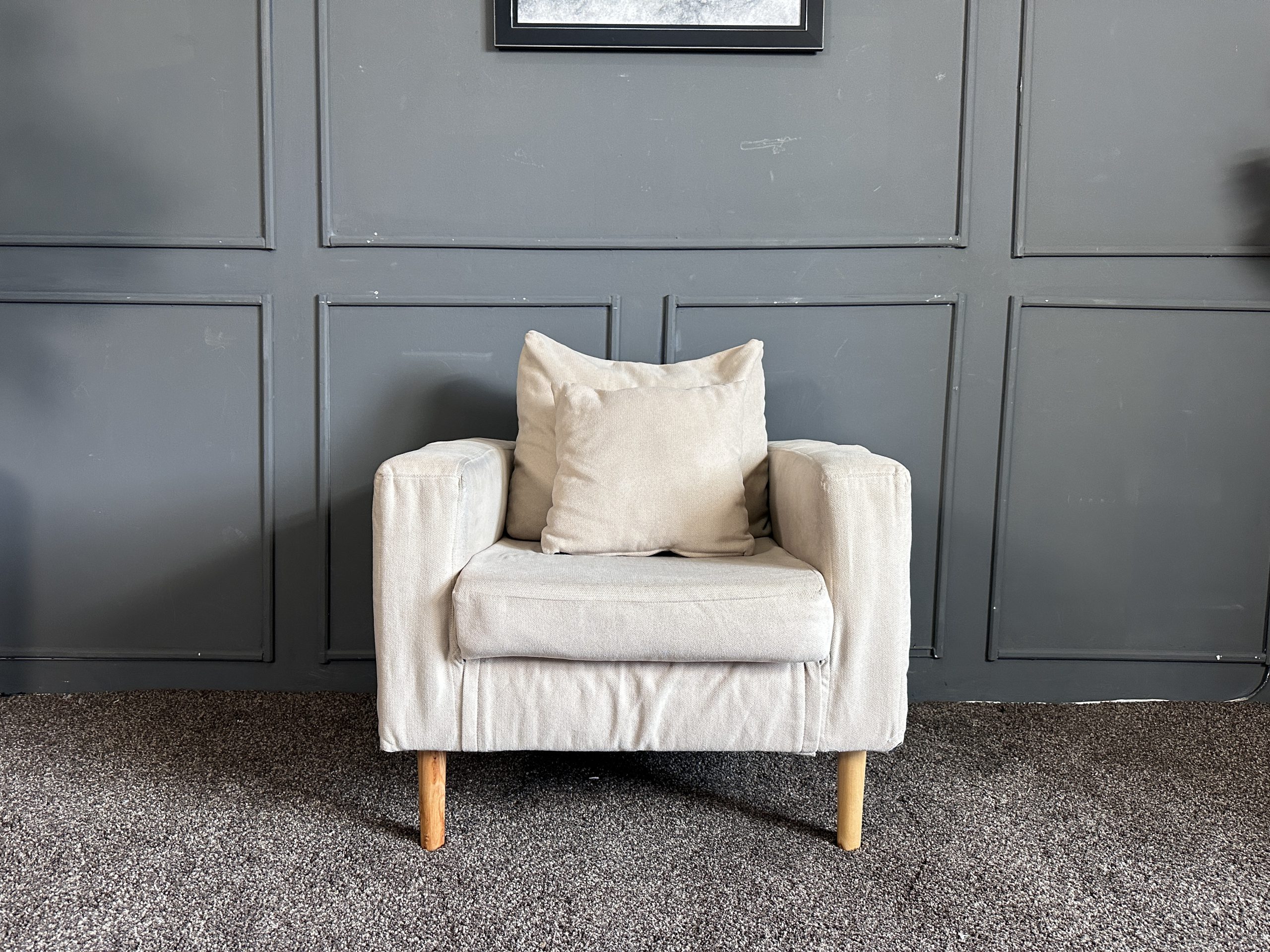 เซตโซฟารับแขก 3 ที่นั่ง เบาะผ้าสีครีม ขาไม้กลึง สไตล์มินิมอล พร้อมหมอนอิงตามภาพ เซตโซฟารับแขก 3 ที่นั่ง เบาะผ้าสีครีม ขาไม้กลึง สไตล์มินิมอล พร้อมหมอนอิงตามภาพ