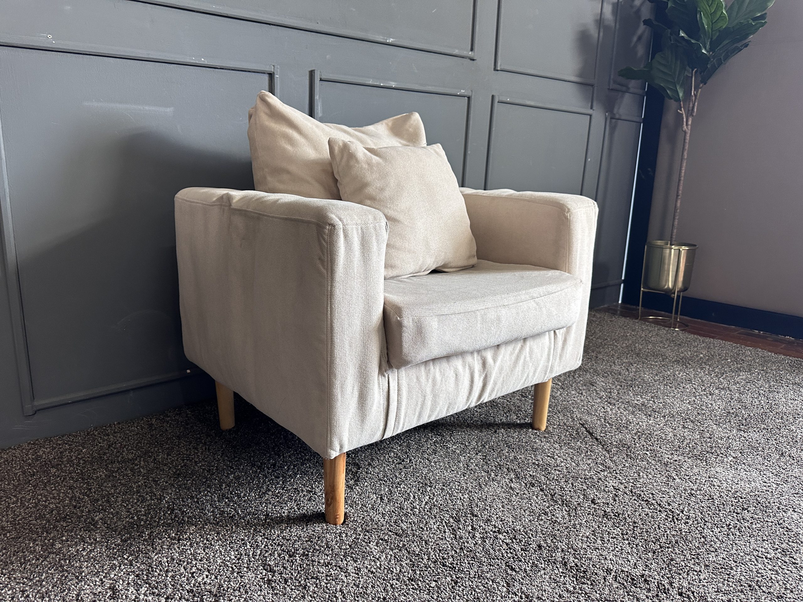 เซตโซฟารับแขก 3 ที่นั่ง เบาะผ้าสีครีม ขาไม้กลึง สไตล์มินิมอล พร้อมหมอนอิงตามภาพ เซตโซฟารับแขก 3 ที่นั่ง เบาะผ้าสีครีม ขาไม้กลึง สไตล์มินิมอล พร้อมหมอนอิงตามภาพ