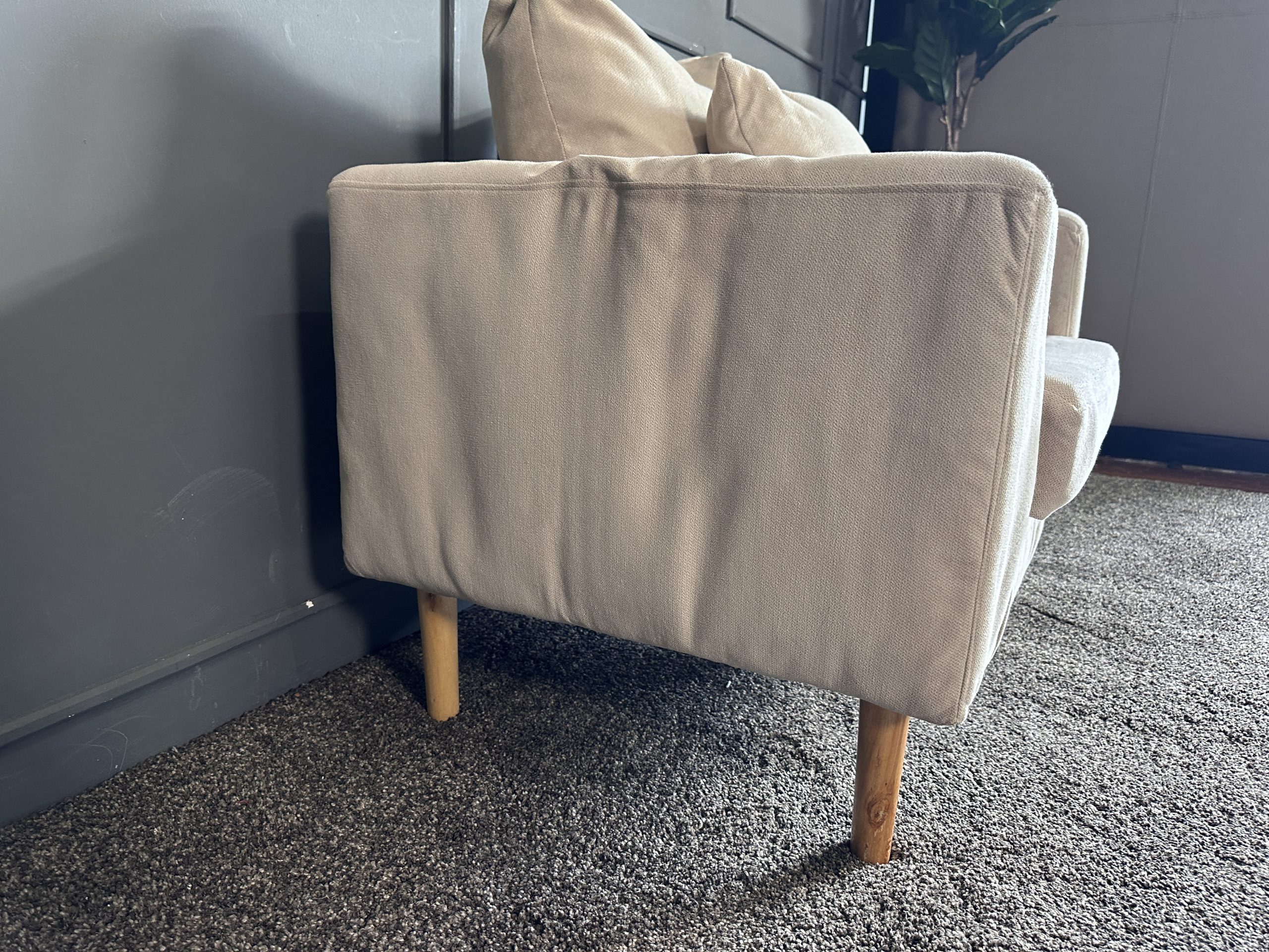 เซตโซฟารับแขก 3 ที่นั่ง เบาะผ้าสีครีม ขาไม้กลึง สไตล์มินิมอล พร้อมหมอนอิงตามภาพ เซตโซฟารับแขก 3 ที่นั่ง เบาะผ้าสีครีม ขาไม้กลึง สไตล์มินิมอล พร้อมหมอนอิงตามภาพ