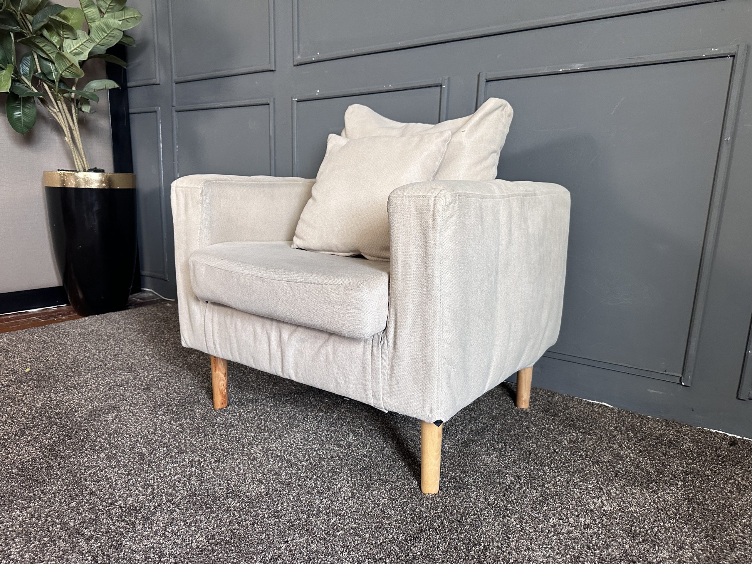 เซตโซฟารับแขก 3 ที่นั่ง เบาะผ้าสีครีม ขาไม้กลึง สไตล์มินิมอล พร้อมหมอนอิงตามภาพ เซตโซฟารับแขก 3 ที่นั่ง เบาะผ้าสีครีม ขาไม้กลึง สไตล์มินิมอล พร้อมหมอนอิงตามภาพ