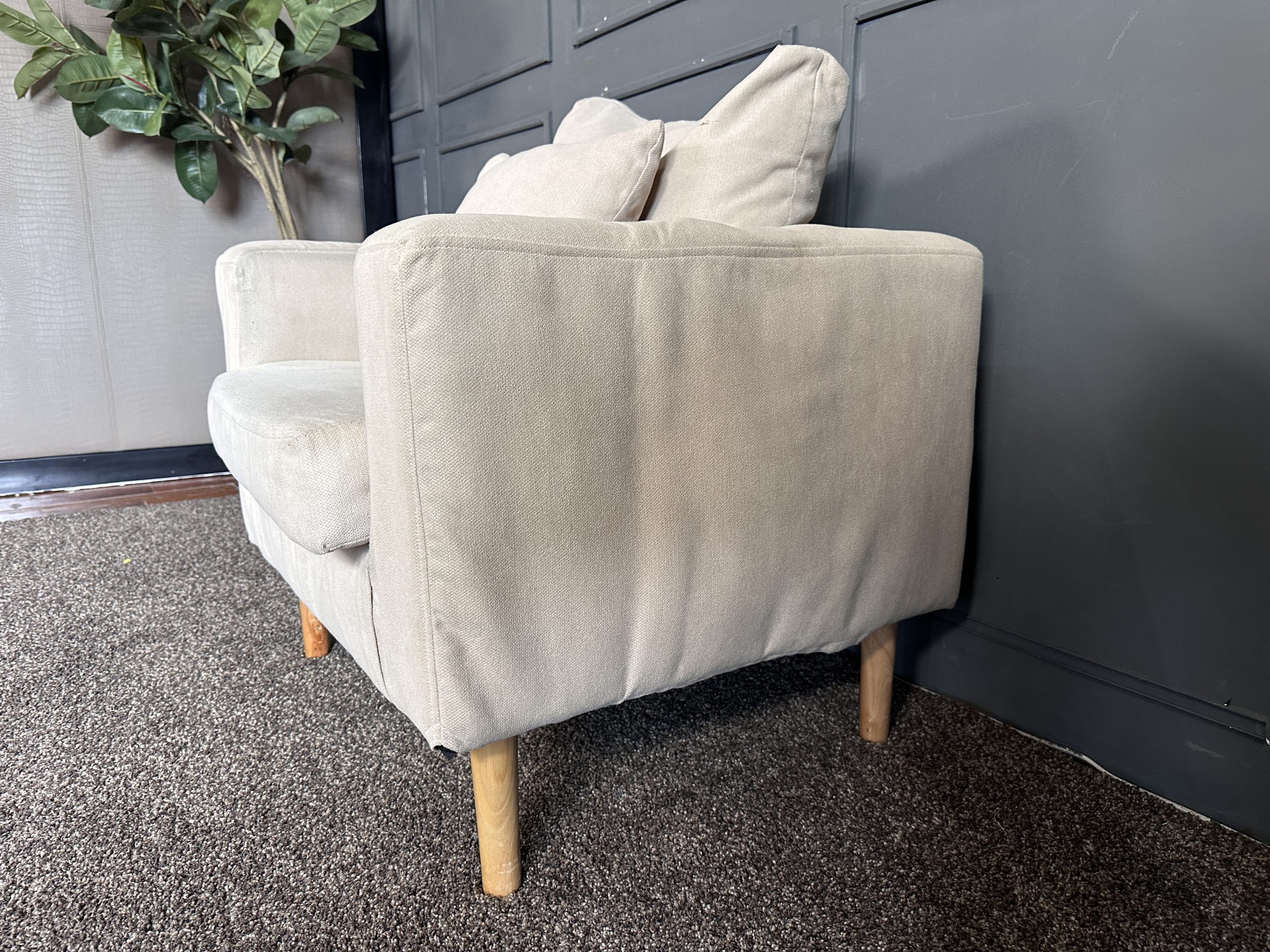 เซตโซฟารับแขก 3 ที่นั่ง เบาะผ้าสีครีม ขาไม้กลึง สไตล์มินิมอล พร้อมหมอนอิงตามภาพ เซตโซฟารับแขก 3 ที่นั่ง เบาะผ้าสีครีม ขาไม้กลึง สไตล์มินิมอล พร้อมหมอนอิงตามภาพ