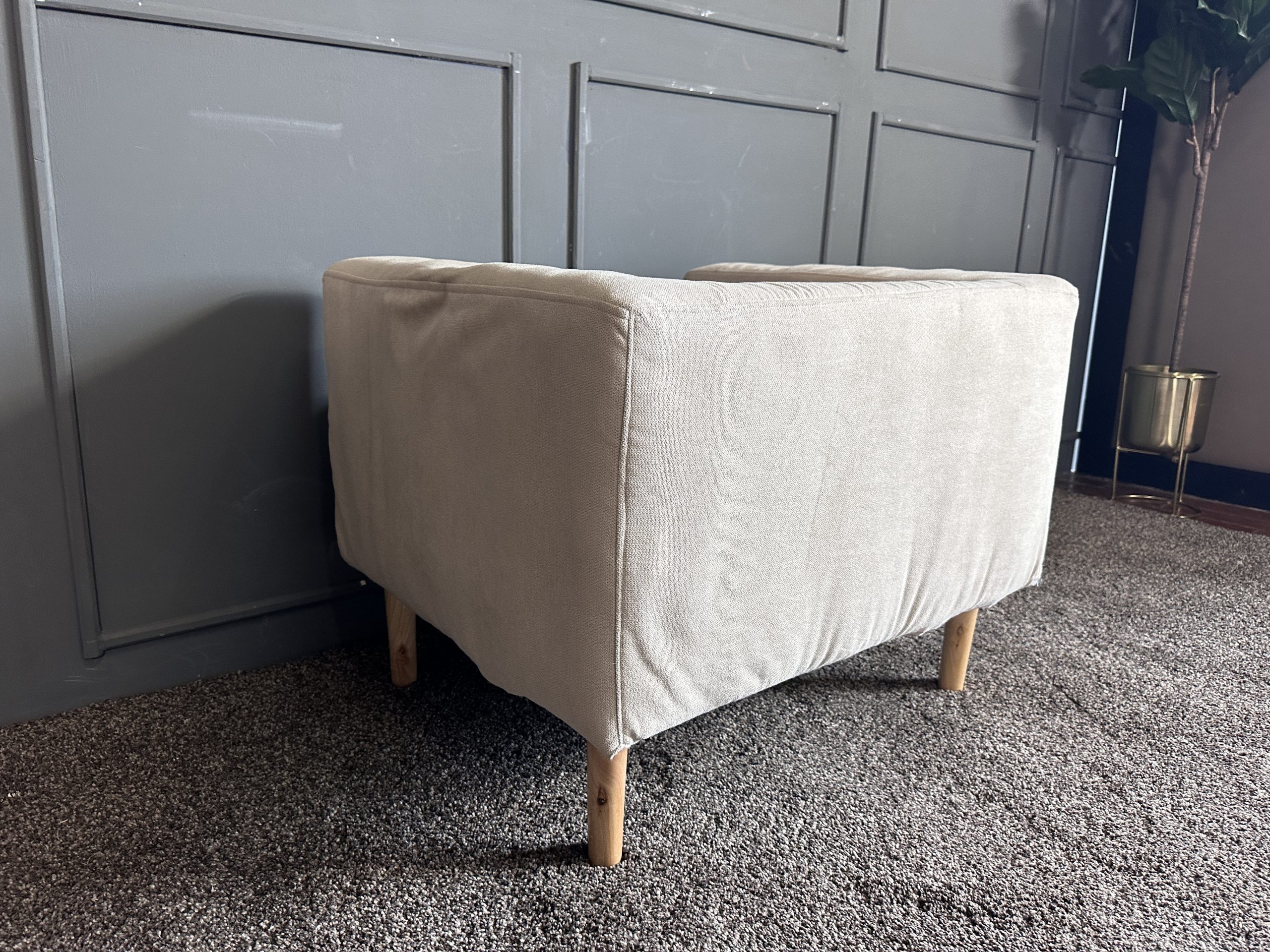 เซตโซฟารับแขก 3 ที่นั่ง เบาะผ้าสีครีม ขาไม้กลึง สไตล์มินิมอล พร้อมหมอนอิงตามภาพ เซตโซฟารับแขก 3 ที่นั่ง เบาะผ้าสีครีม ขาไม้กลึง สไตล์มินิมอล พร้อมหมอนอิงตามภาพ