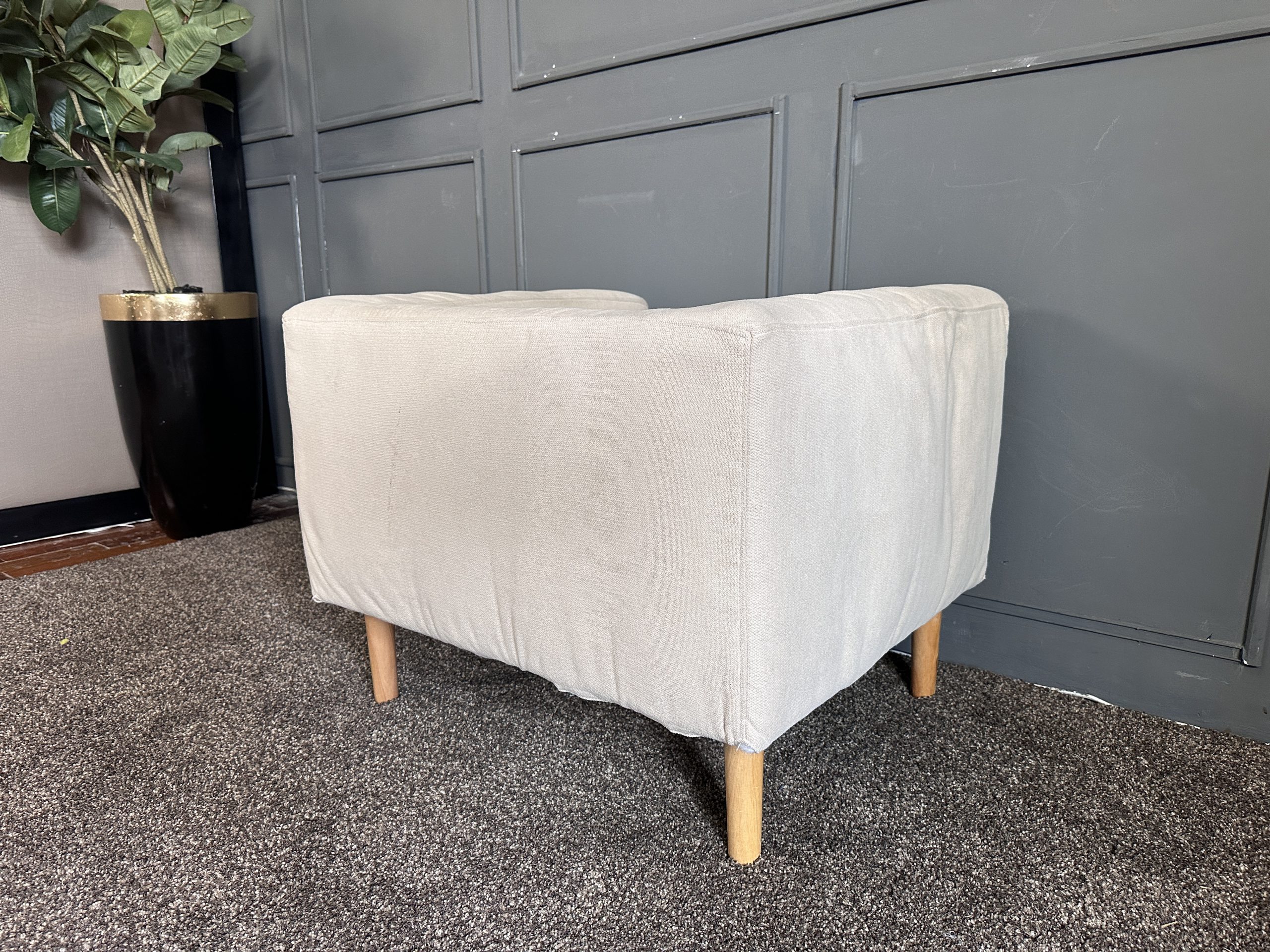 เซตโซฟารับแขก 3 ที่นั่ง เบาะผ้าสีครีม ขาไม้กลึง สไตล์มินิมอล พร้อมหมอนอิงตามภาพ เซตโซฟารับแขก 3 ที่นั่ง เบาะผ้าสีครีม ขาไม้กลึง สไตล์มินิมอล พร้อมหมอนอิงตามภาพ