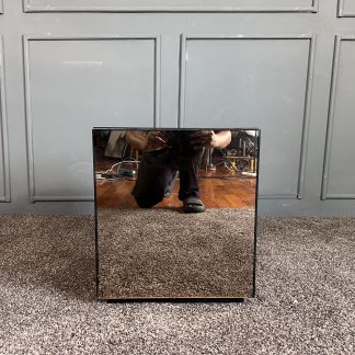 โต๊ะข้าง ทรงลูกบาศก์สีเหล… โต๊ะข้าง ทรงลูกบาศก์สีเหล…