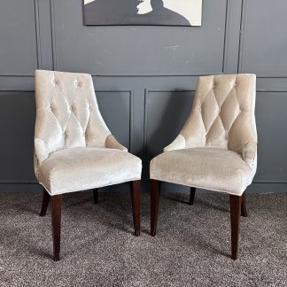 เก้าอี้ เบาะผ้าลูกฟูกสีครีม พนักพิงดึงดุมด้านหลังตอกหมุด โครงขาไม้