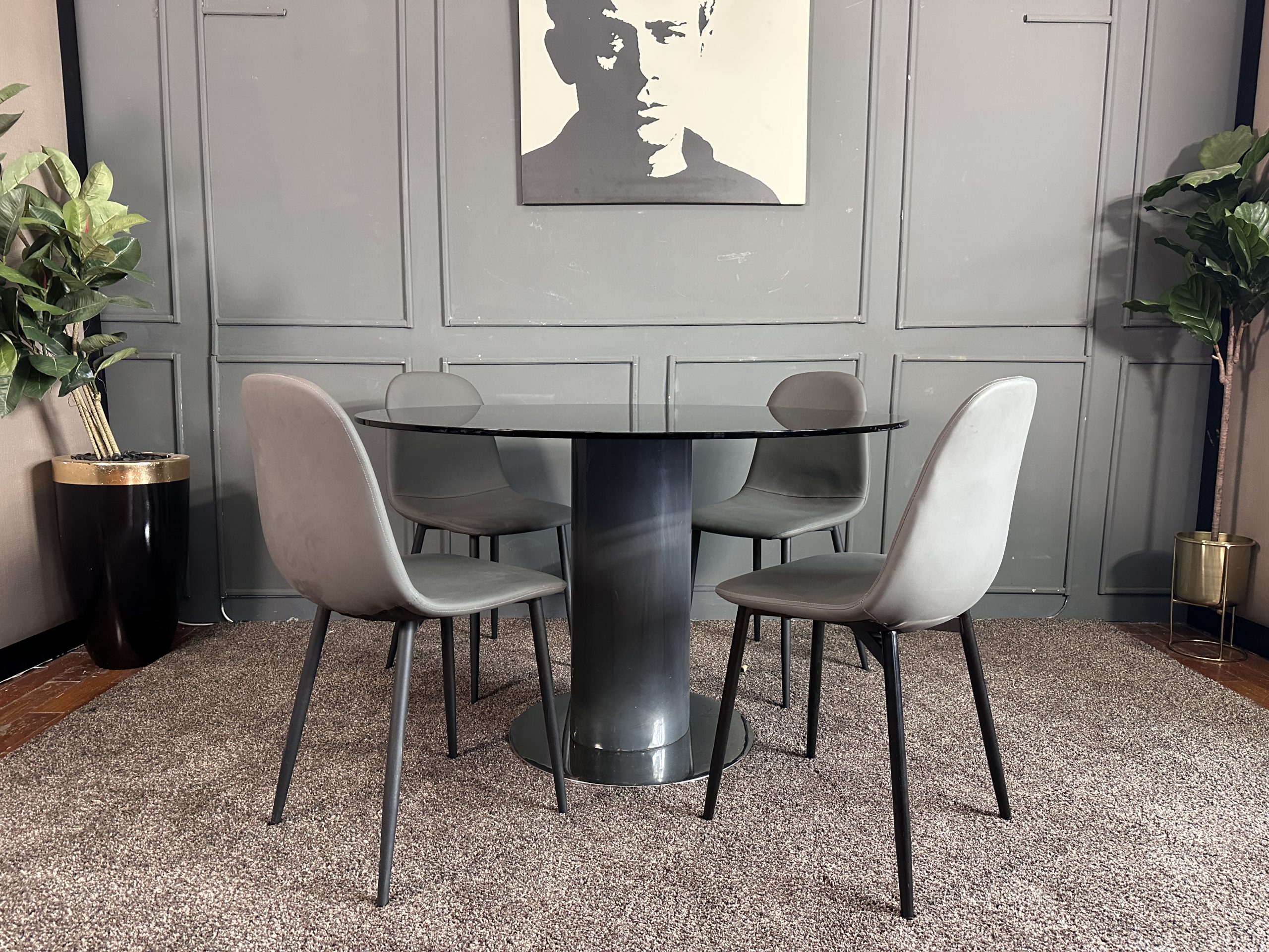 ชุดโต๊ะทานอาหาร 4 ที่นั่ง ท็อปกระจกกลมสีดำ ฐานเหล็กขา ชุดโต๊ะทานอาหาร 4 ที่นั่ง ท็อปกระจกกลมสีดำ ฐานเหล็กขา