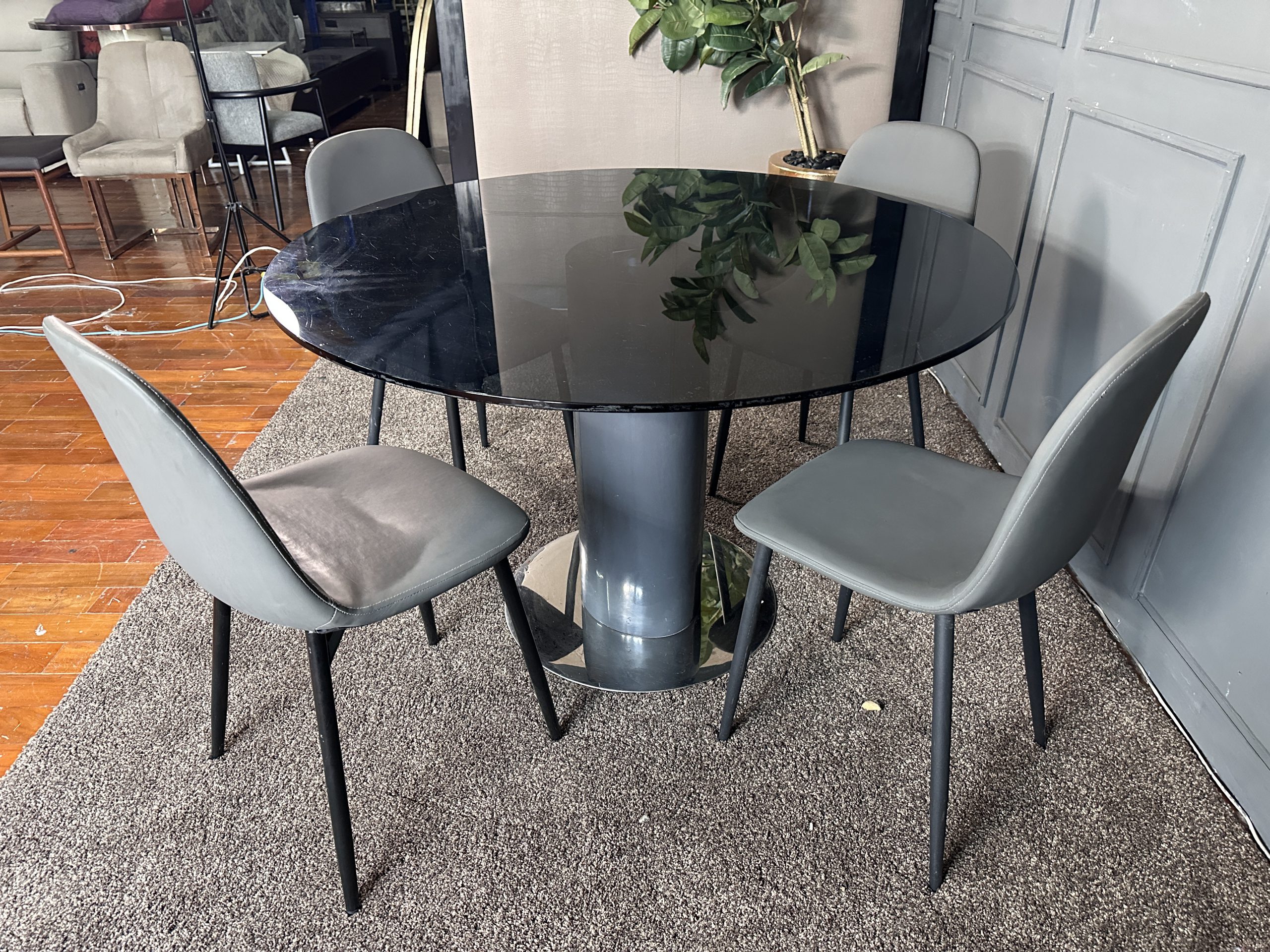 ชุดโต๊ะทานอาหาร 4 ที่นั่ง ท็อปกระจกกลมสีดำ ฐานเหล็กขา ชุดโต๊ะทานอาหาร 4 ที่นั่ง ท็อปกระจกกลมสีดำ ฐานเหล็กขา