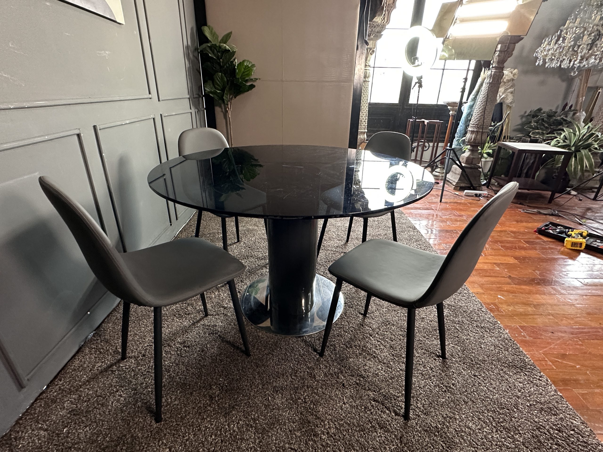 ชุดโต๊ะทานอาหาร 4 ที่นั่ง ท็อปกระจกกลมสีดำ ฐานเหล็กขา ชุดโต๊ะทานอาหาร 4 ที่นั่ง ท็อปกระจกกลมสีดำ ฐานเหล็กขา