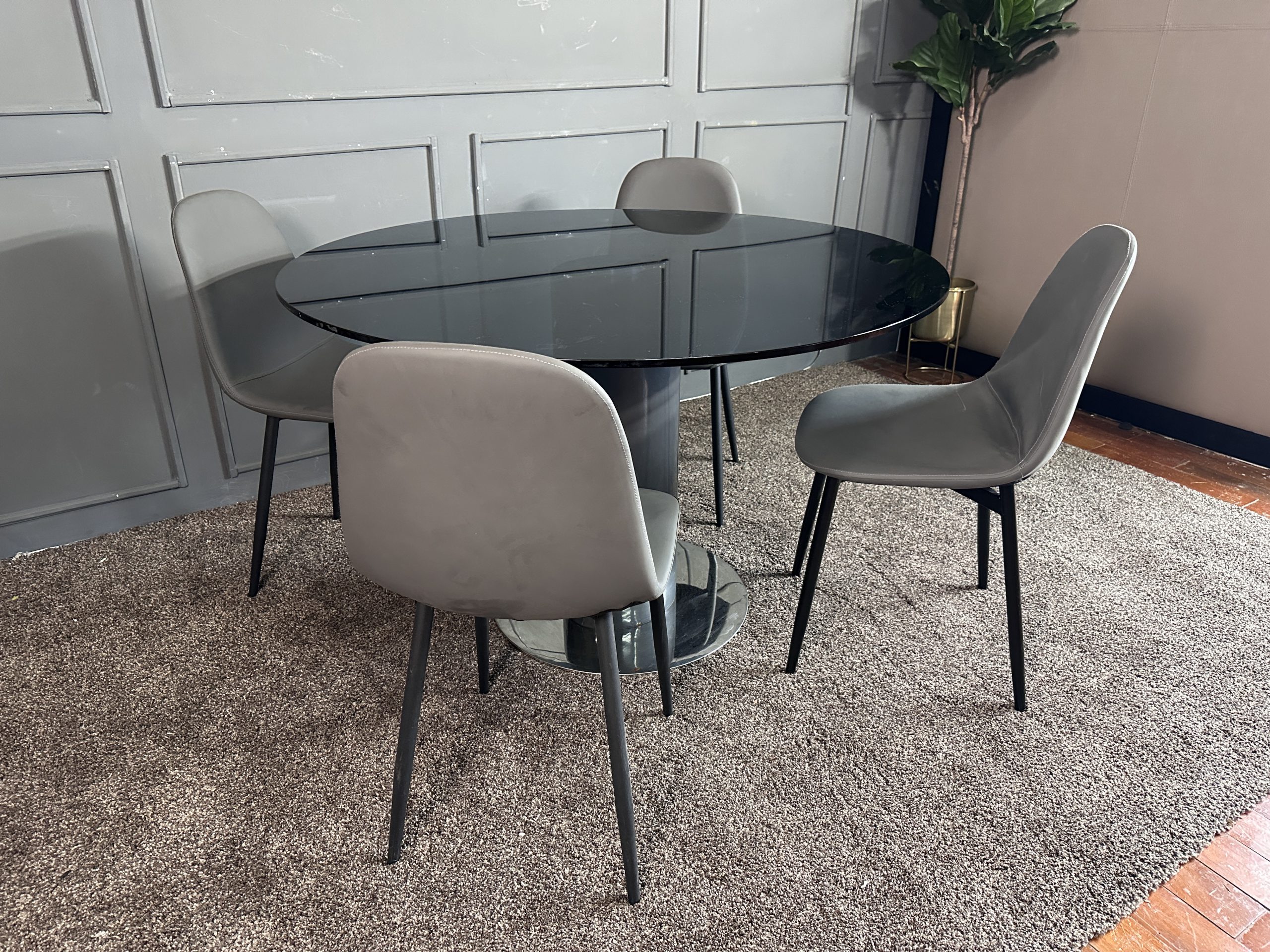 ชุดโต๊ะทานอาหาร 4 ที่นั่ง ท็อปกระจกกลมสีดำ ฐานเหล็กขา ชุดโต๊ะทานอาหาร 4 ที่นั่ง ท็อปกระจกกลมสีดำ ฐานเหล็กขา