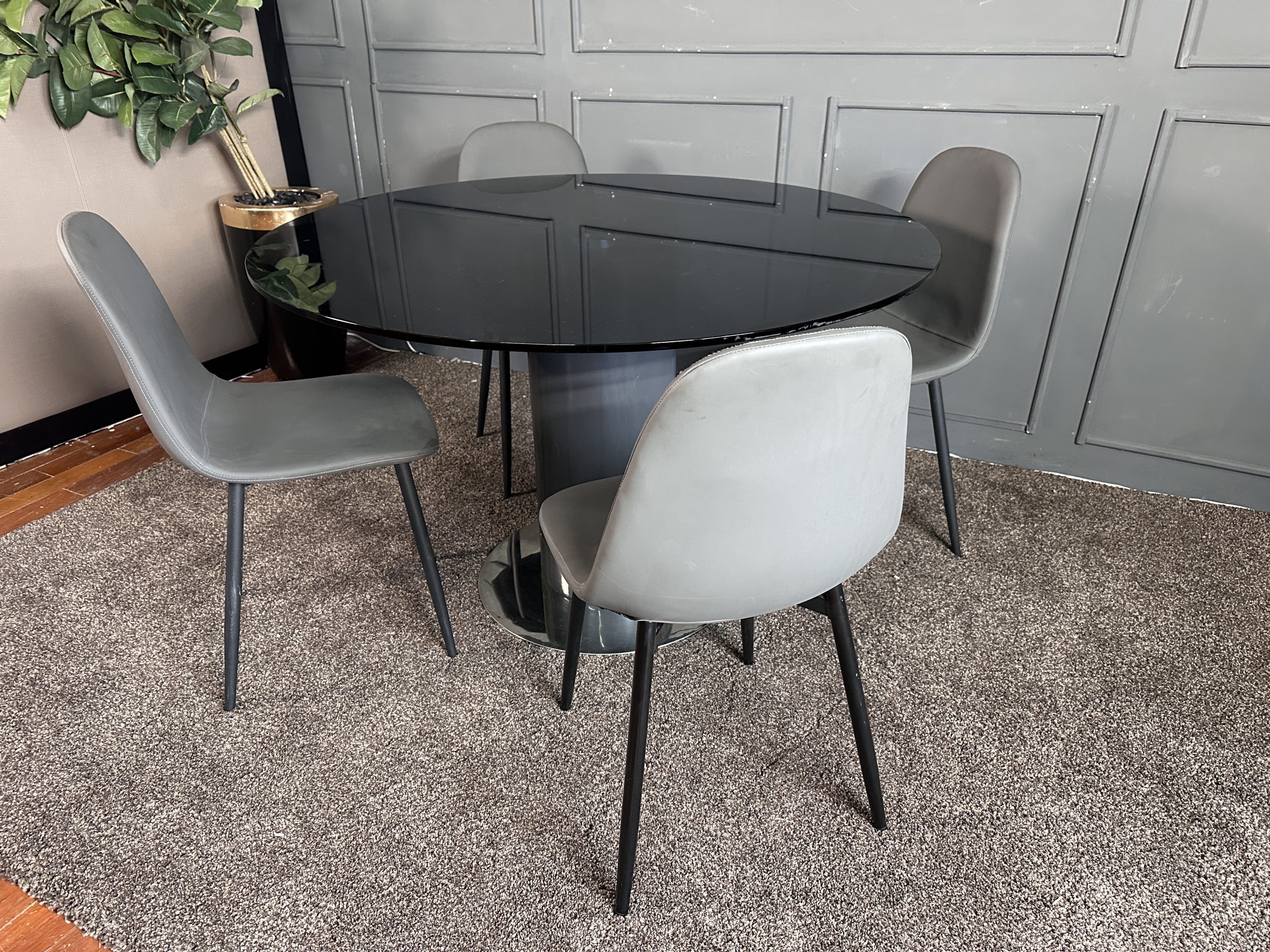 ชุดโต๊ะทานอาหาร 4 ที่นั่ง ท็อปกระจกกลมสีดำ ฐานเหล็กขา ชุดโต๊ะทานอาหาร 4 ที่นั่ง ท็อปกระจกกลมสีดำ ฐานเหล็กขา