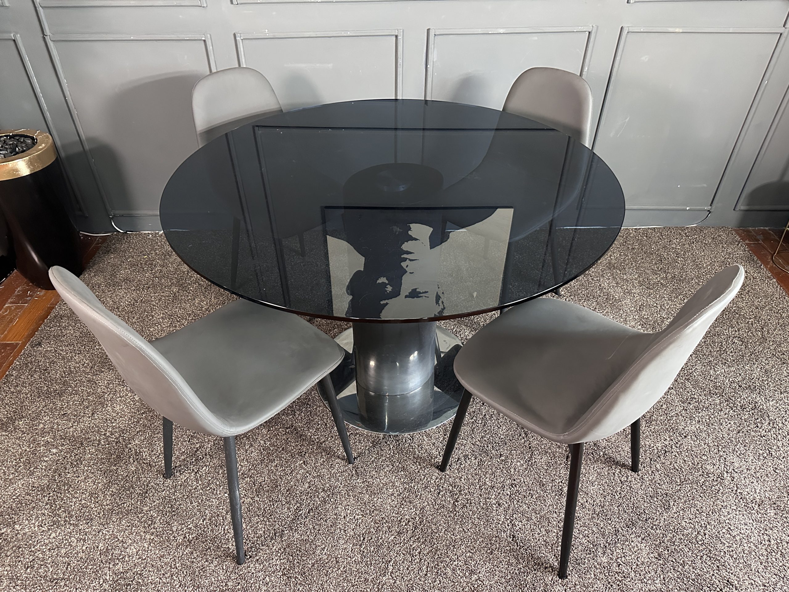 ชุดโต๊ะทานอาหาร 4 ที่นั่ง ท็อปกระจกกลมสีดำ ฐานเหล็กขา ชุดโต๊ะทานอาหาร 4 ที่นั่ง ท็อปกระจกกลมสีดำ ฐานเหล็กขา