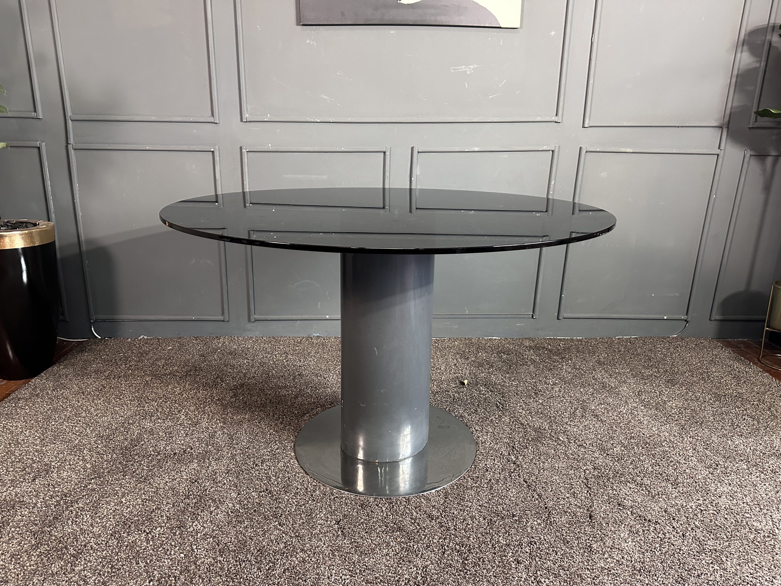 ชุดโต๊ะทานอาหาร 4 ที่นั่ง ท็อปกระจกกลมสีดำ ฐานเหล็กขา ชุดโต๊ะทานอาหาร 4 ที่นั่ง ท็อปกระจกกลมสีดำ ฐานเหล็กขา